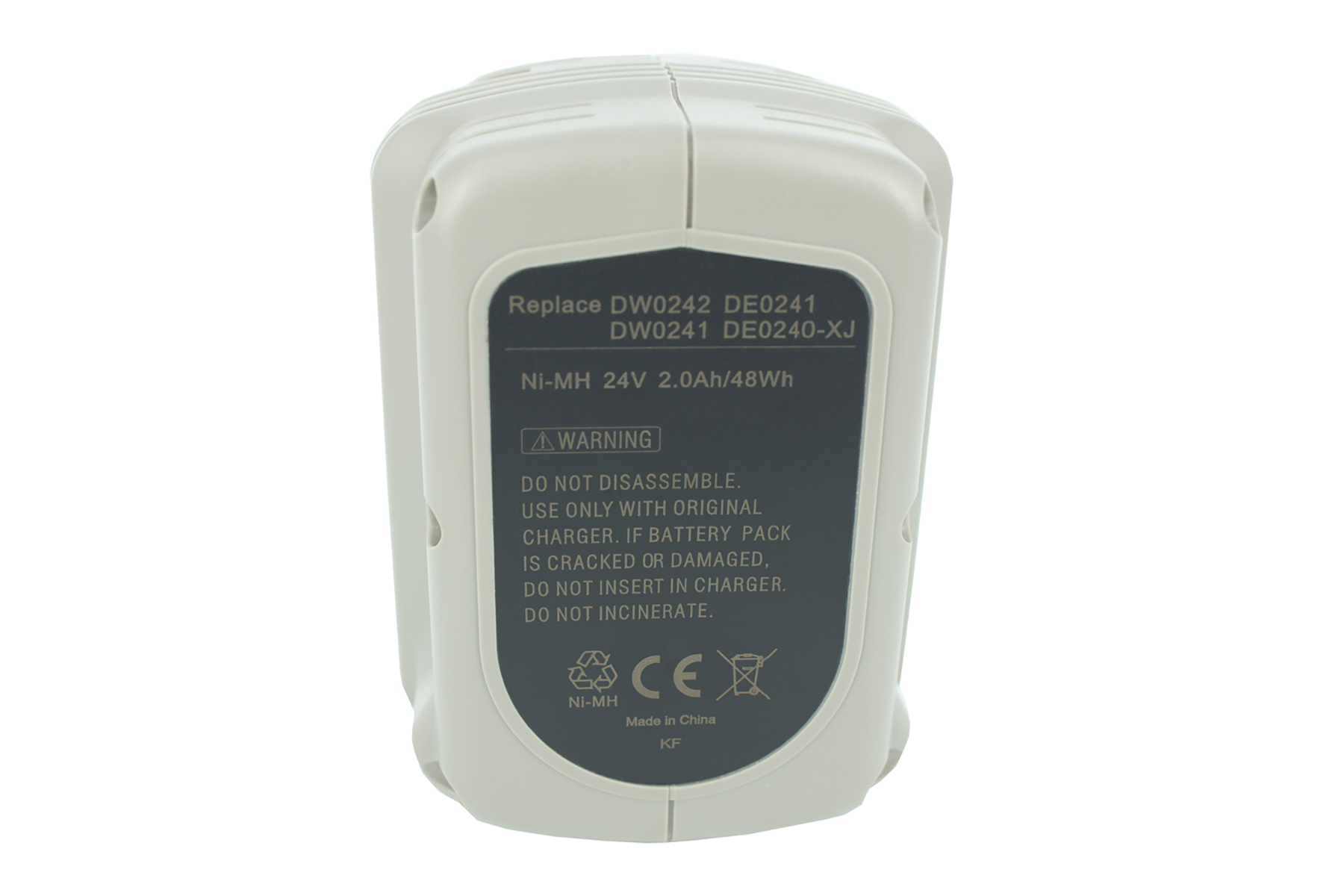 Rückseite einer weißen und grauen Ni-MH-Batterie. Etiketten enthalten Warnhinweise, Modellnummern und Zertifizierungen.