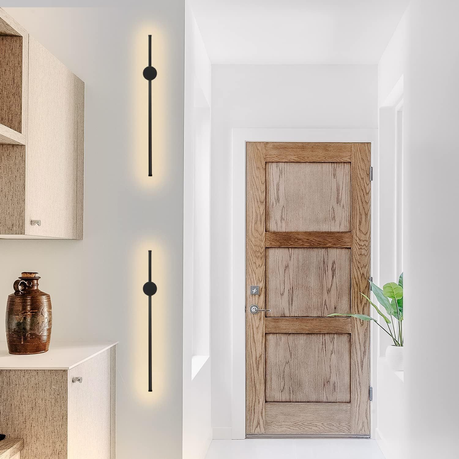 Due lampade da parete nere con dettagli circolari, montate su un muro bianco, vicino a una porta di legno.
