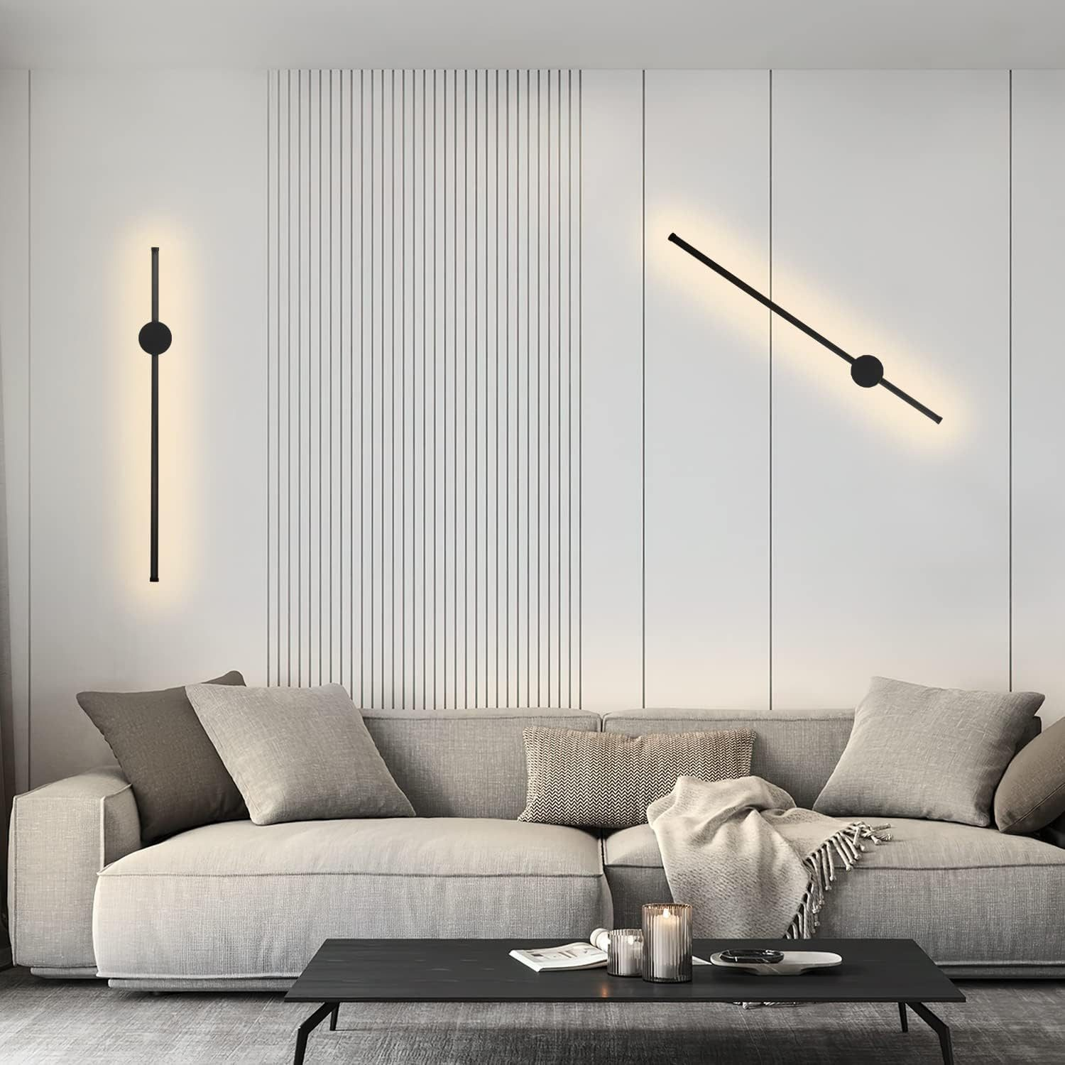 Soggiorno moderno con divano, tavolo nero, luci a parete e decorazioni. L'illuminazione è accesa.