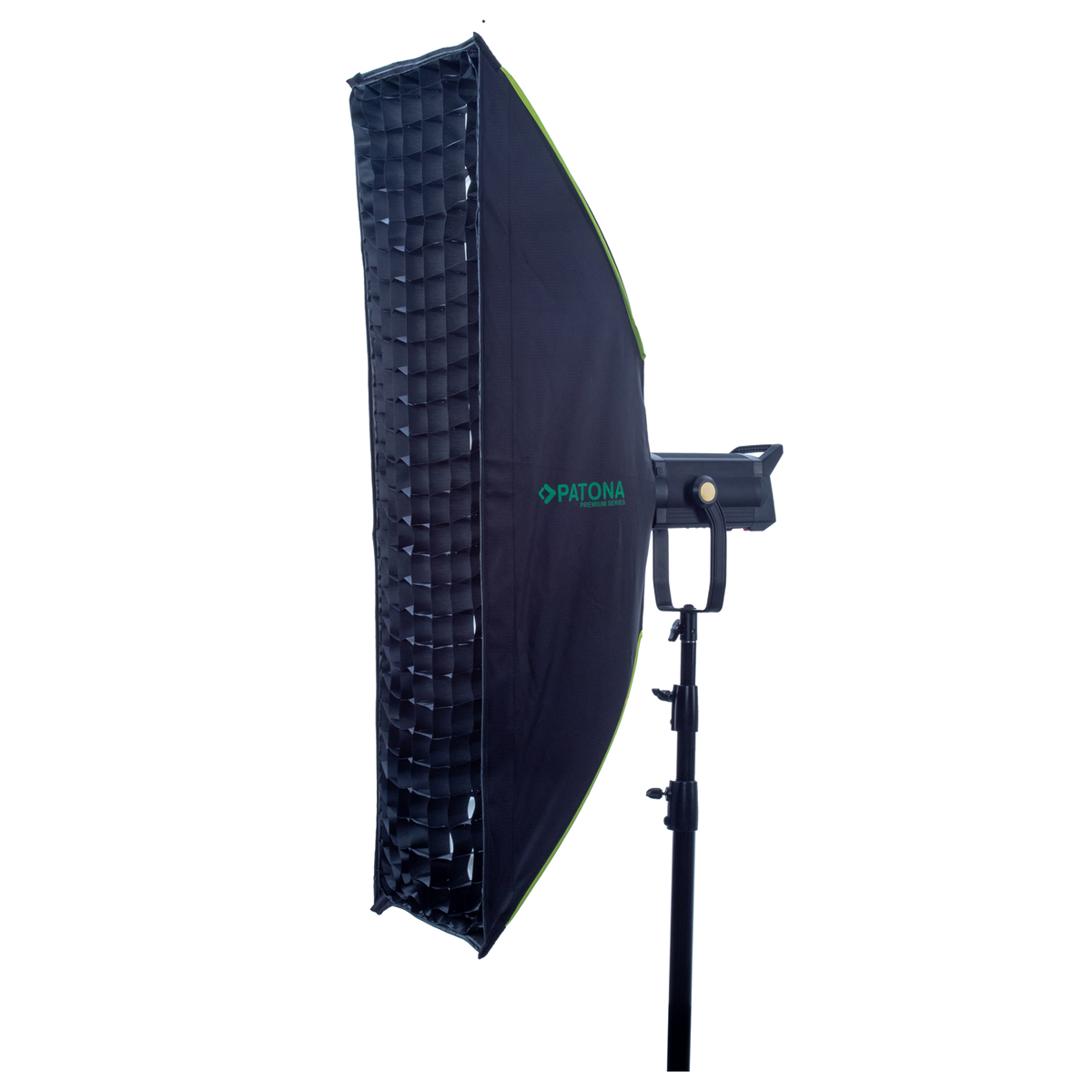 Schwarze Softbox mit grüner Umrandung und Lichtstativ vor weißem Hintergrund.