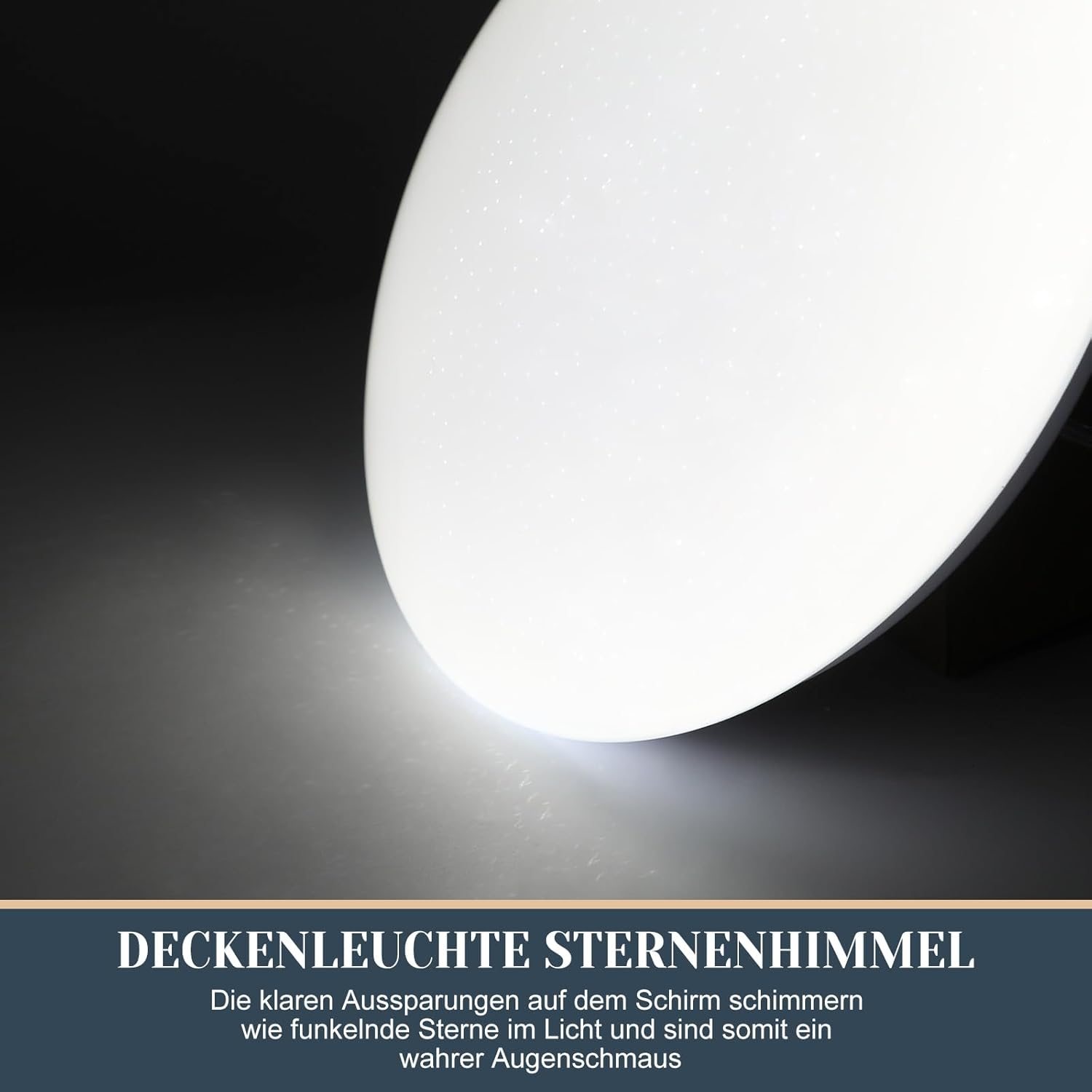 Luz de techo con diseño de cielo estrellado. Luz blanca brillando sobre fondo oscuro.