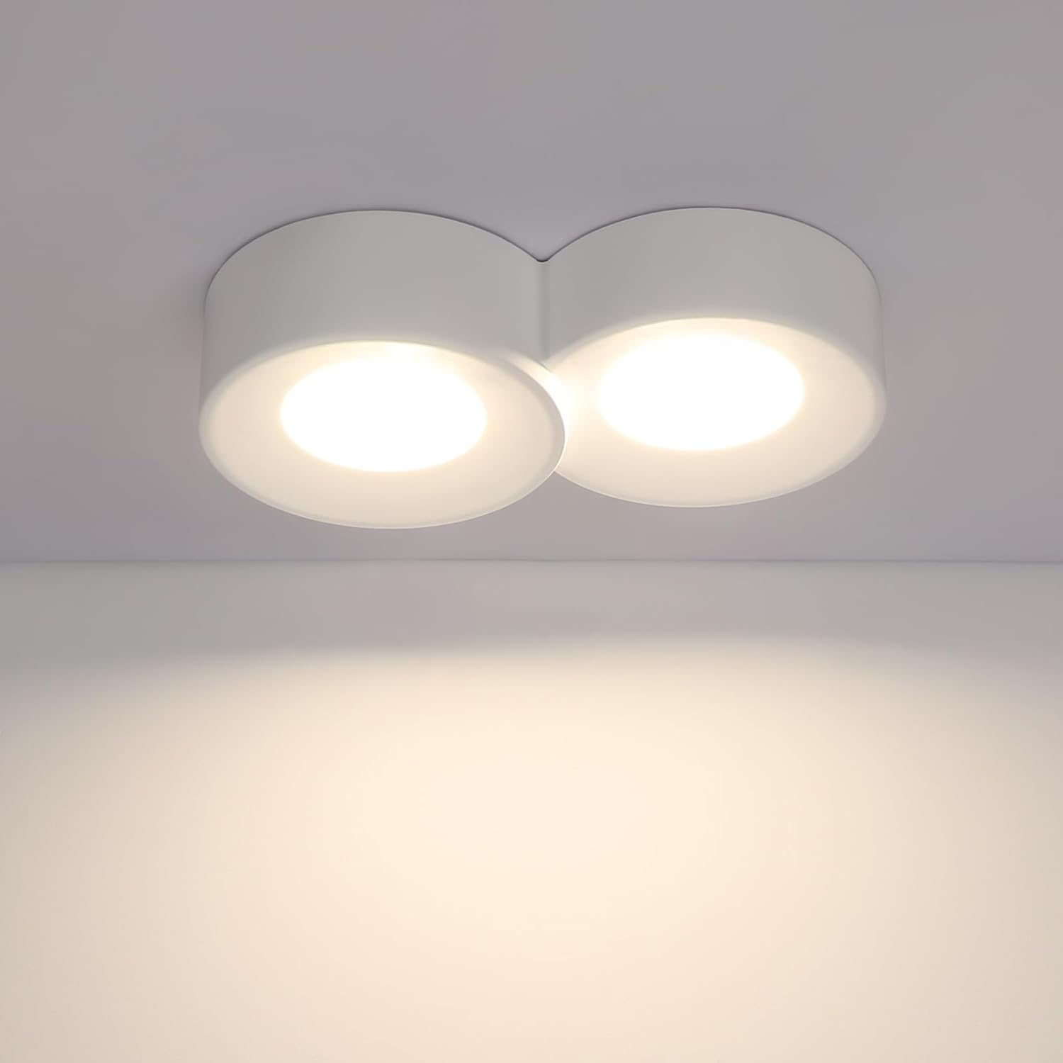 Luz de techo blanca con dos fuentes de luz, que muestra la luz emitida.