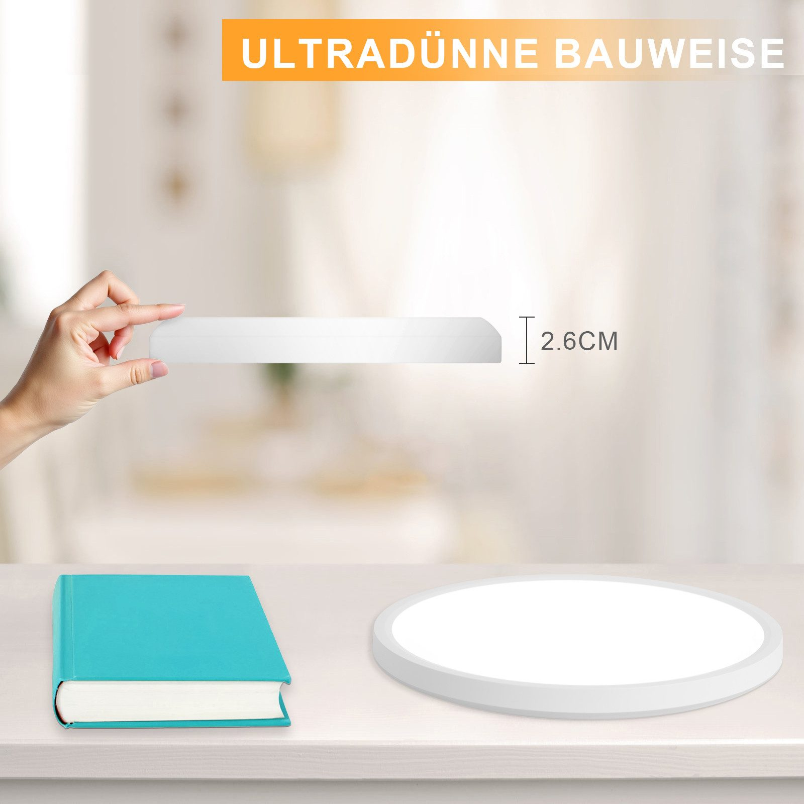 Hand hält dünne Leuchte. Text: Ultradünne Bauweise, 2,6 cm. Buch und runde Leuchte auf Tisch.