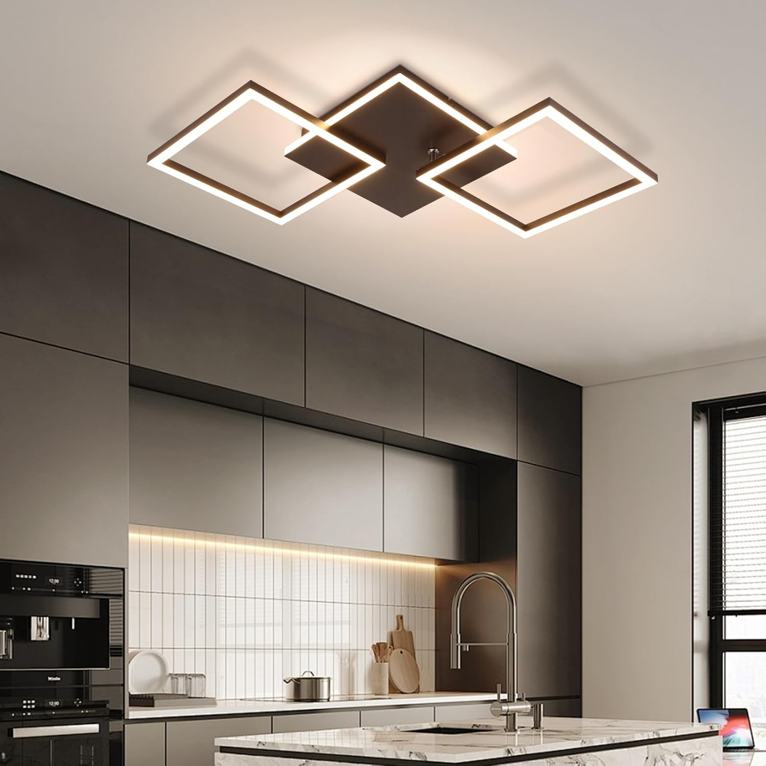 Cocina moderna con una lámpara de techo negra. La luz tiene un diseño cuadrado.