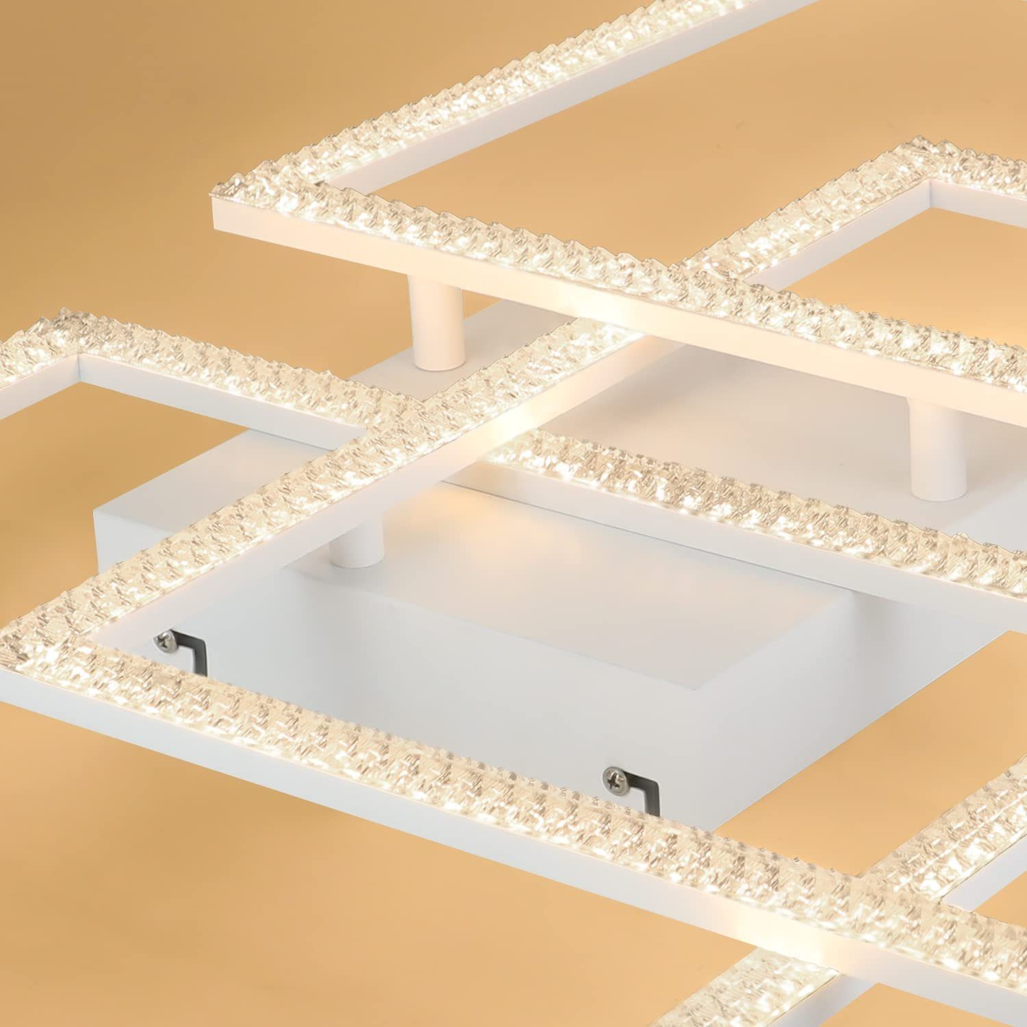Una moderna lámpara de techo blanca con diseño geométrico y detalles de cristal.