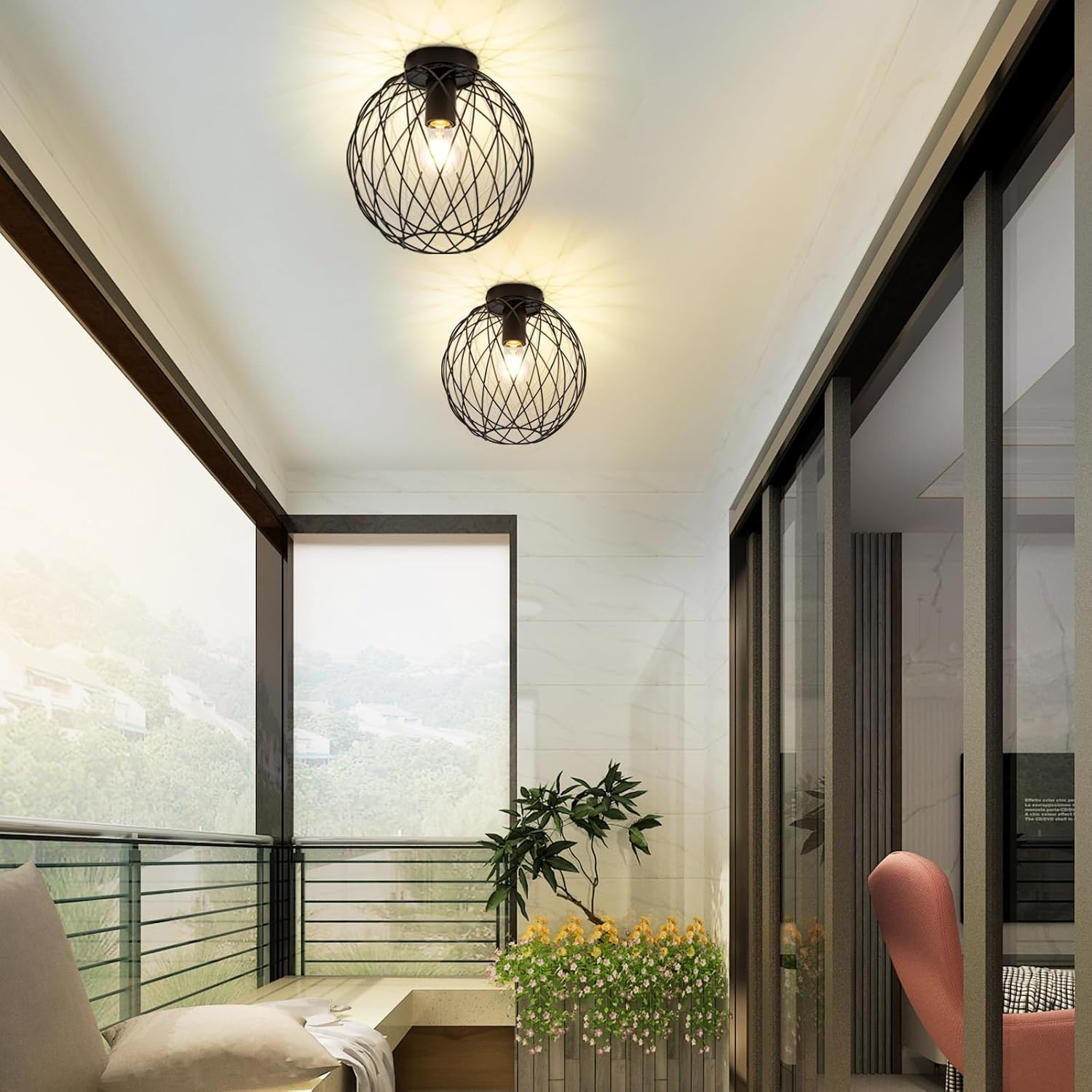 Zwei schwarze, kugelförmige Lichter auf einem Balkon mit Glasscheiben und einer Pflanze.