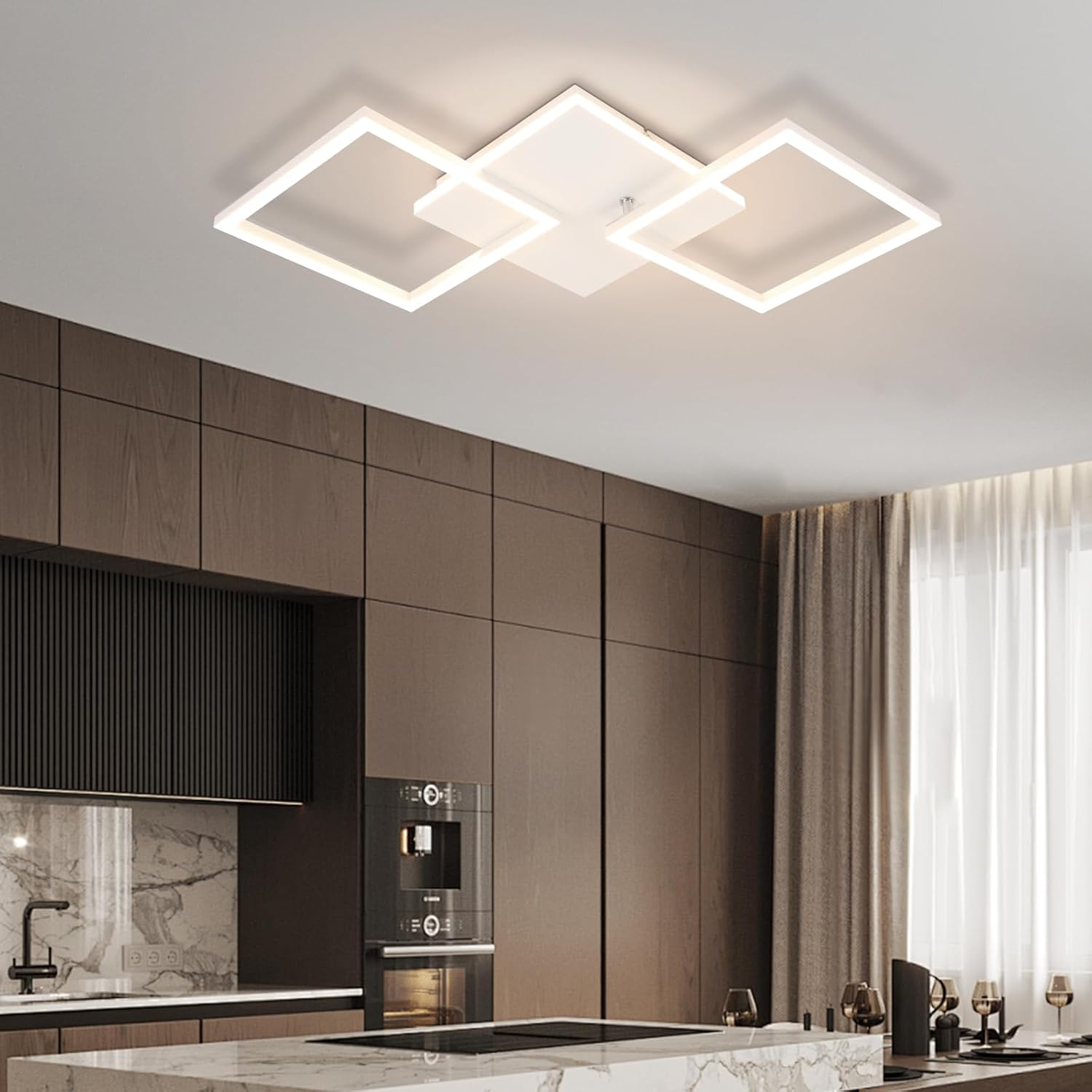 Luminaria de techo moderna. Tres luces cuadradas y una cocina al fondo.