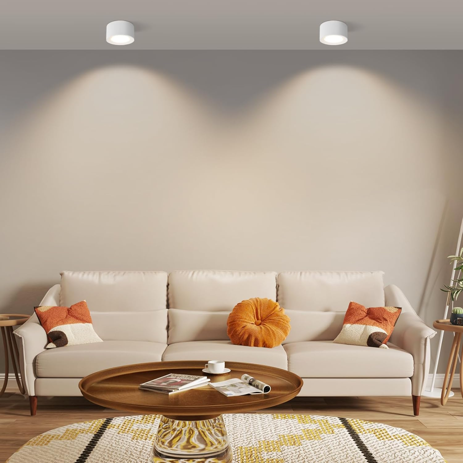 Una sala de estar con un sofá blanco, una mesa de centro y dos lámparas. Las paredes son beis.