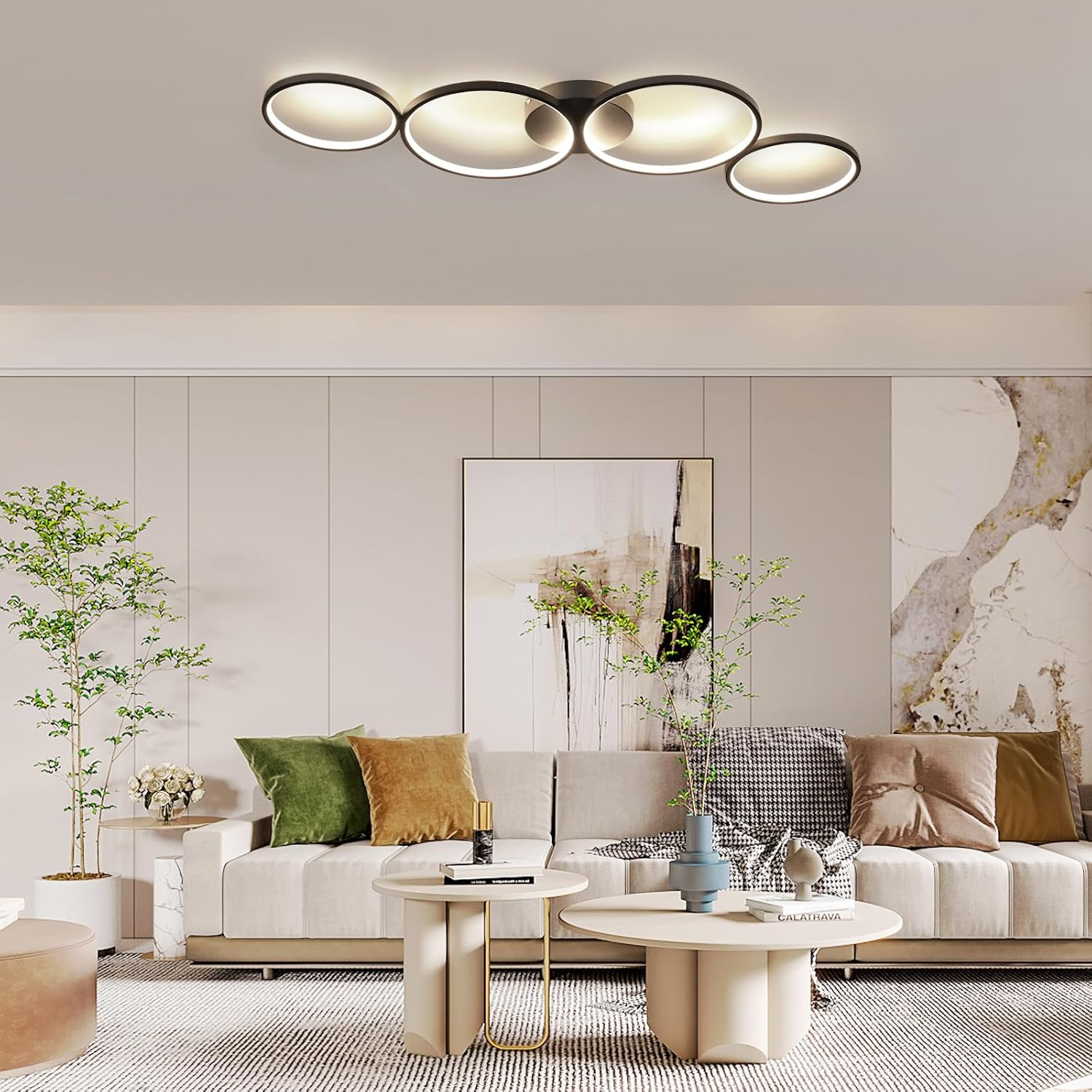 Una lámpara de techo moderna con cinco luces circulares conectadas, en un salón.