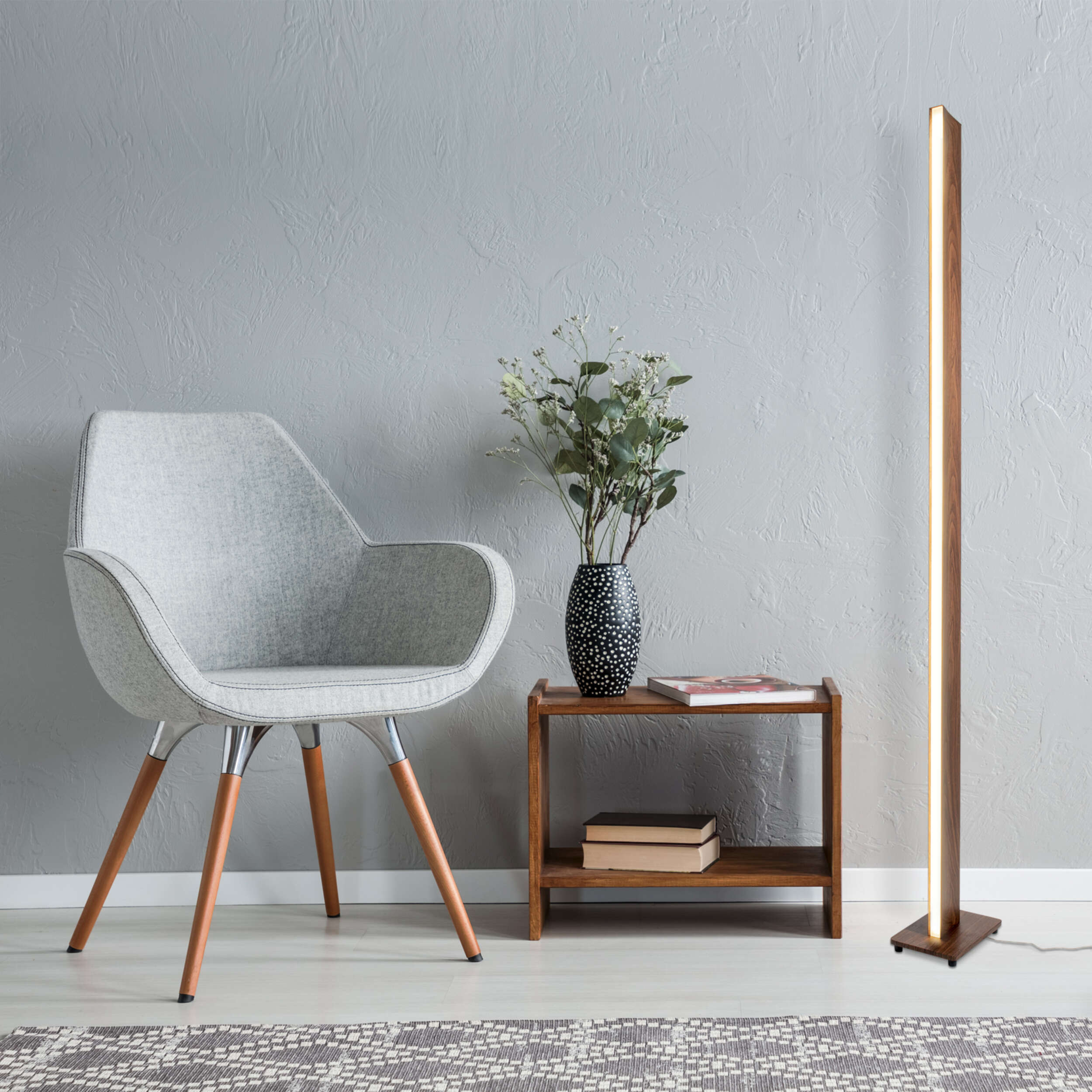 Innenszene mit grauem Stuhl, Holztisch und Stehlampe.