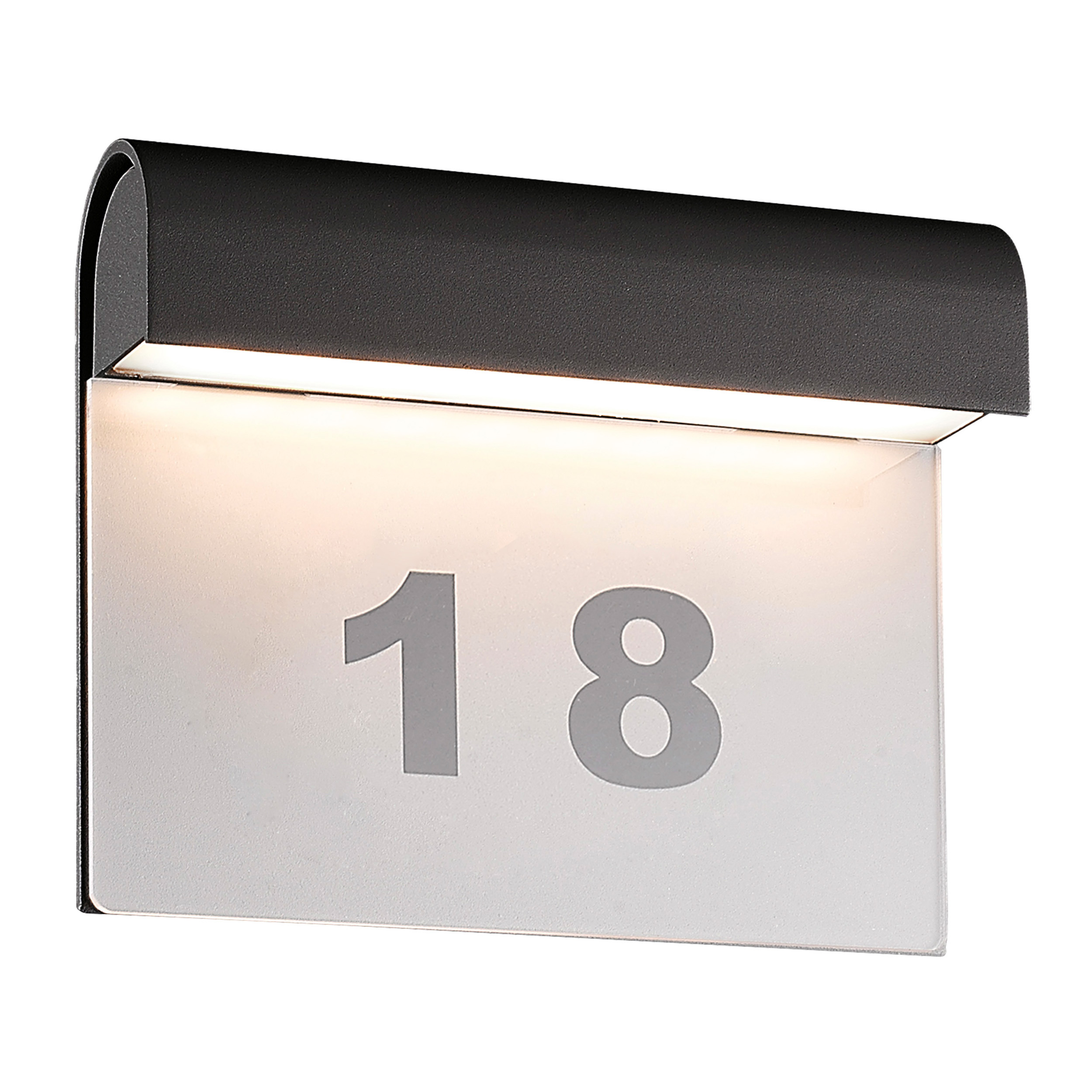 Schwarze Außenleuchte mit der Nummer 18. Weißer Hintergrund.