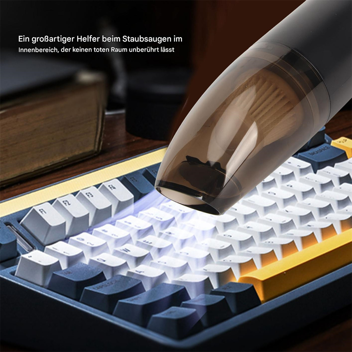 Ein Handstaubsauger reinigt eine Tastatur. Der Vordergrund zeigt eine Tastatur mit weißen und gelben Tasten.