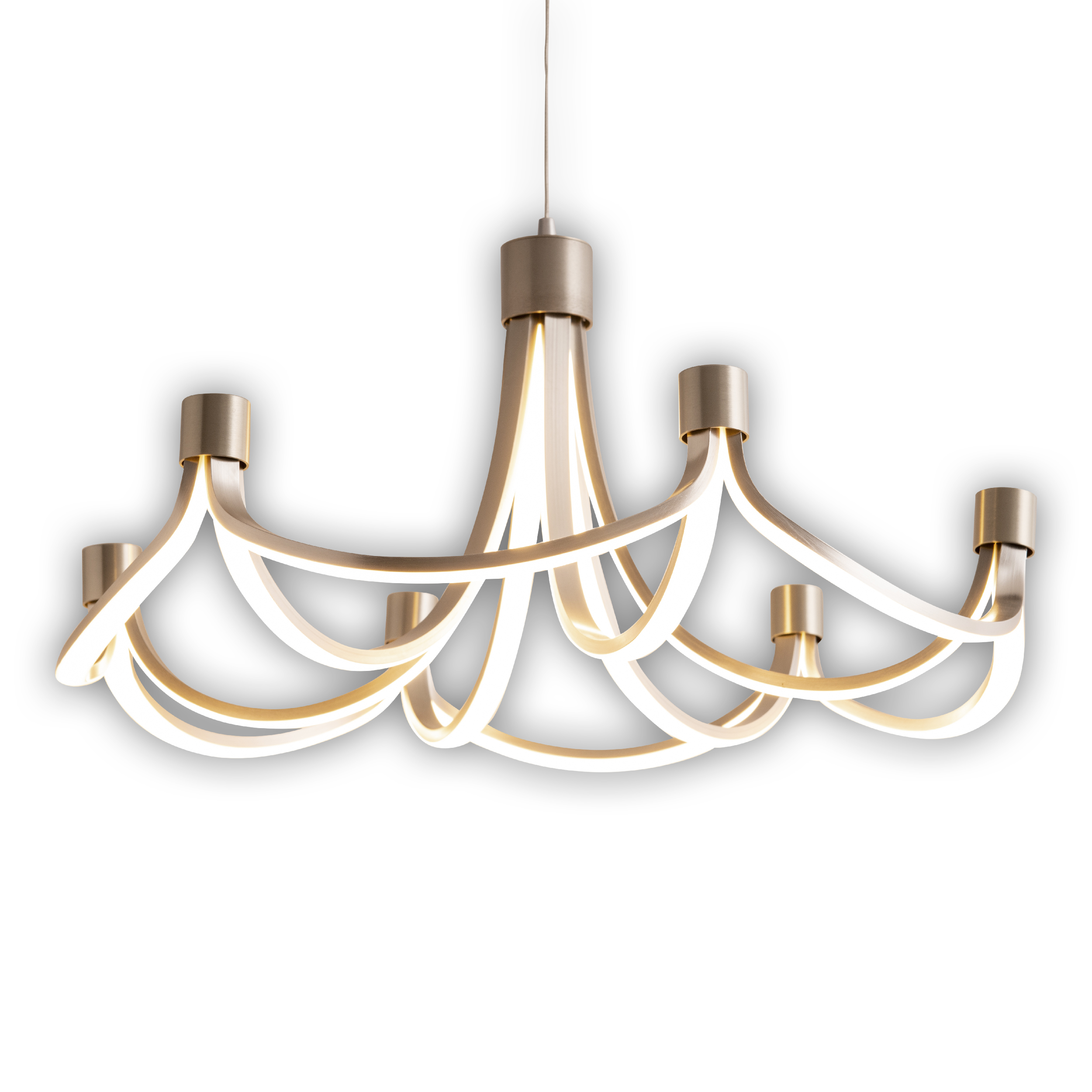 Hängeleuchter mit Gold-Finish und weißem Lichtdesign, isoliert auf Weiß.