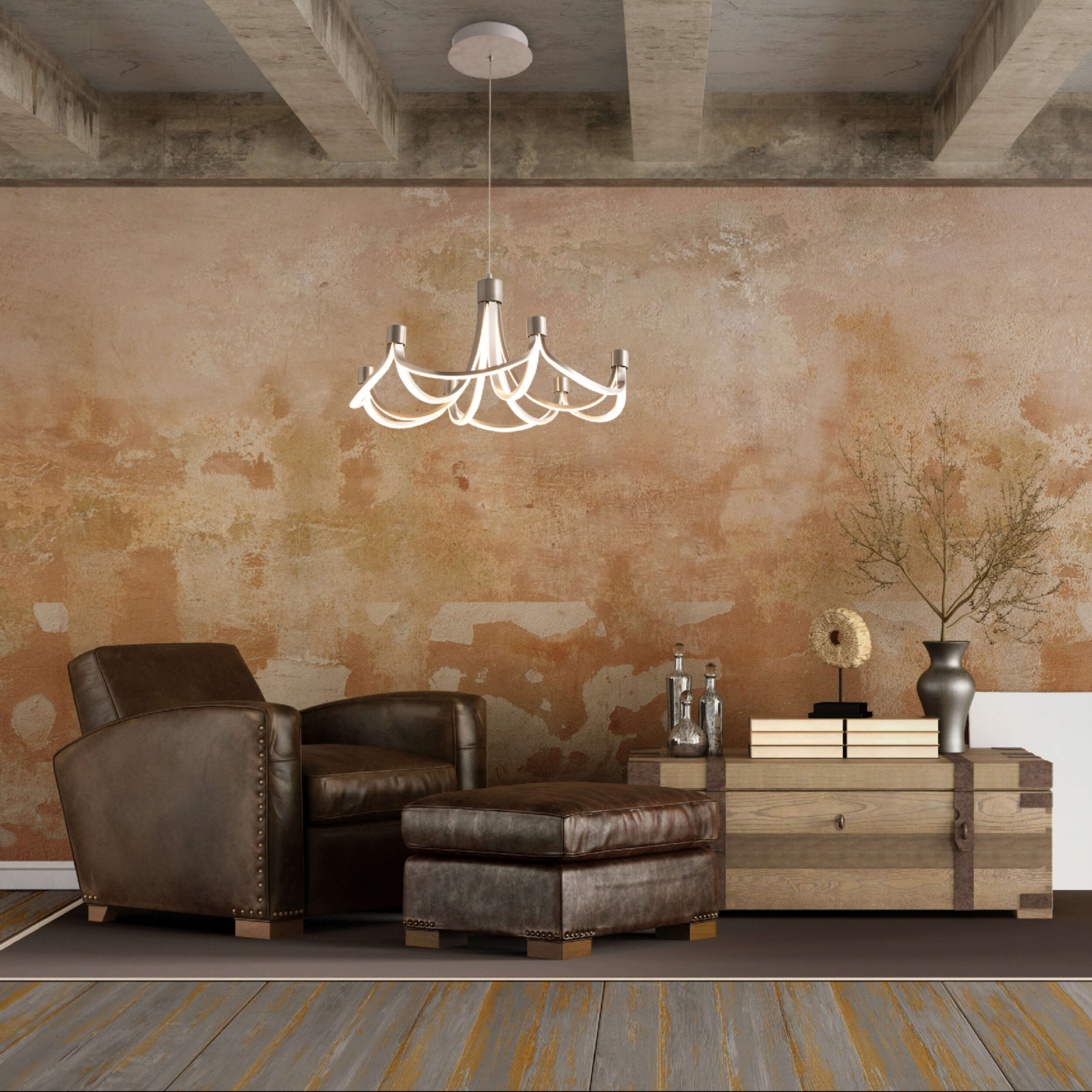 Ein brauner Ledersessel und ein Ottoman in einem Raum mit strukturierter Wand, einer Holzkommode und einem modernen Kronleuchter.