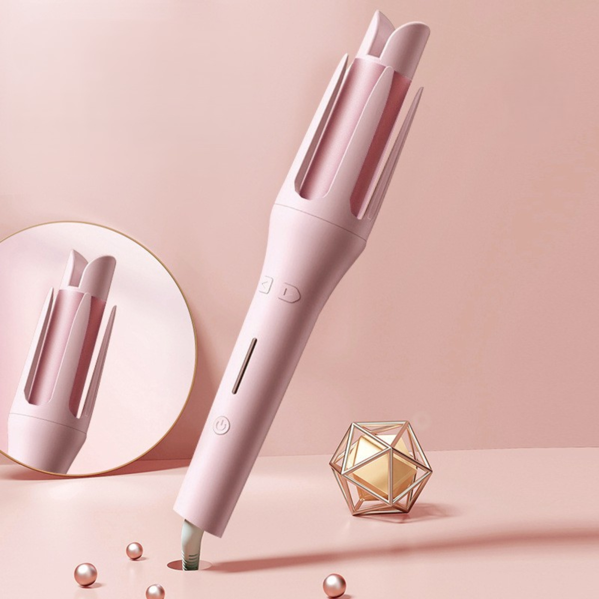 Ein rosa Lockenwickler steht aufrecht. Ein Spiegel spiegelt ihn wider. Eine kleine goldene Dekoration befindet sich rechts.