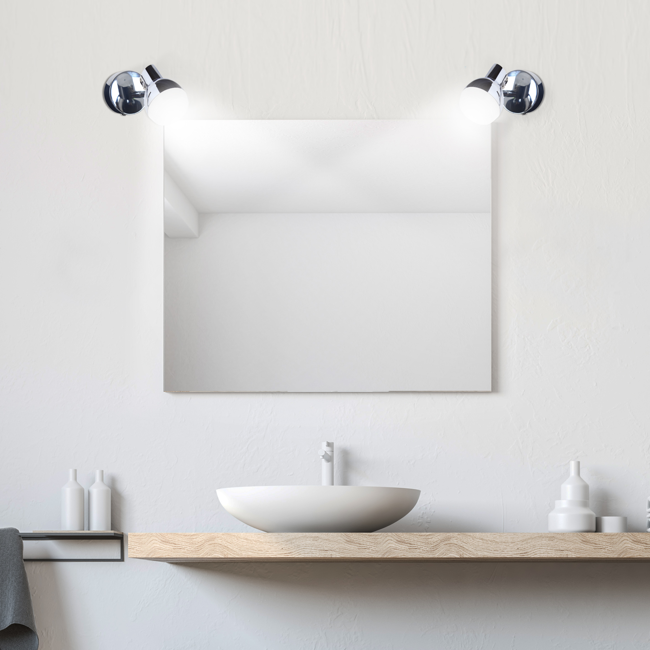 Ein Badezimmer mit Spiegel, Lichtern und Waschbecken. Sauberes, modernes Design mit neutralen Farben.