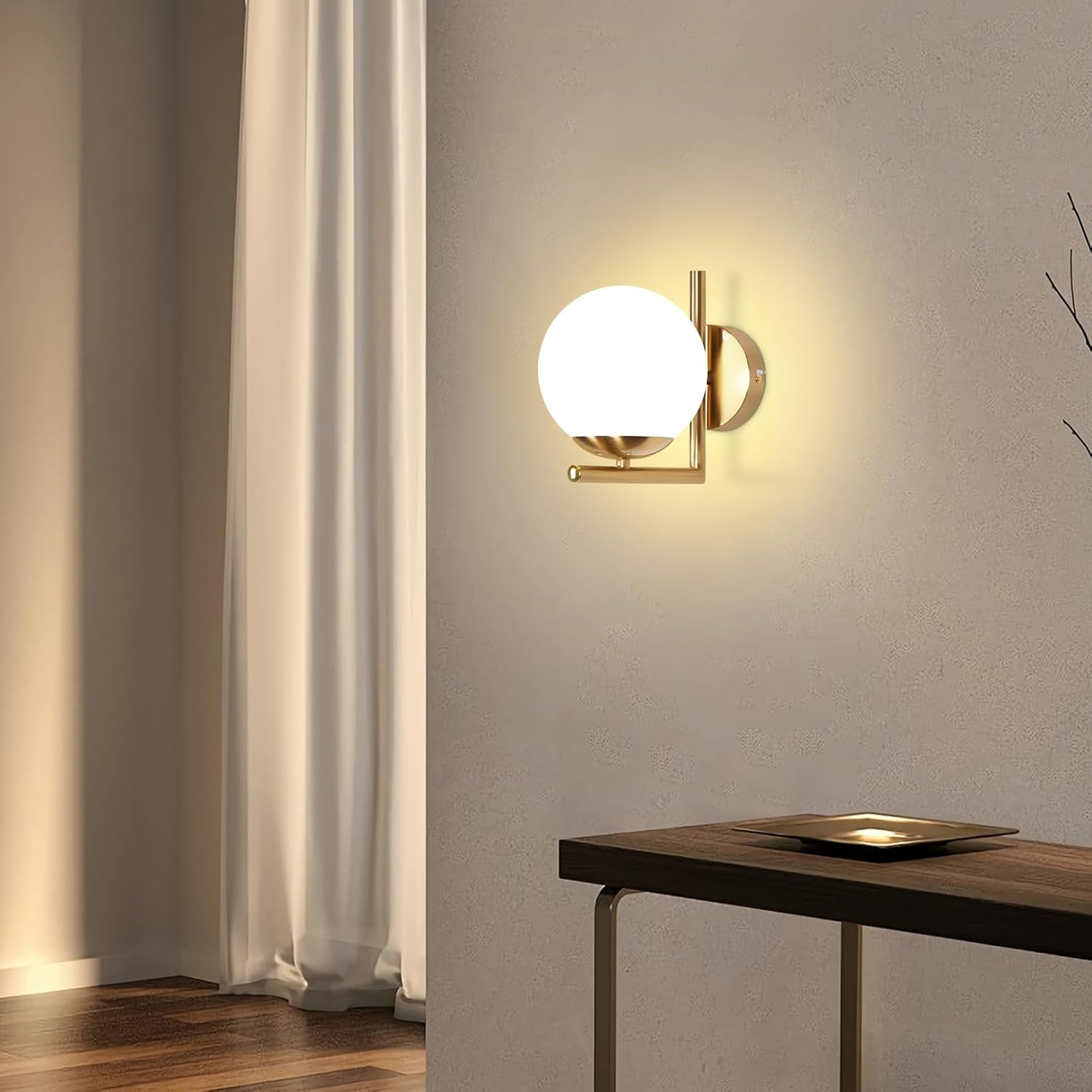 Złota lampa ścienna z okrągłym białym światłem i ciemnym drewnianym stołem.