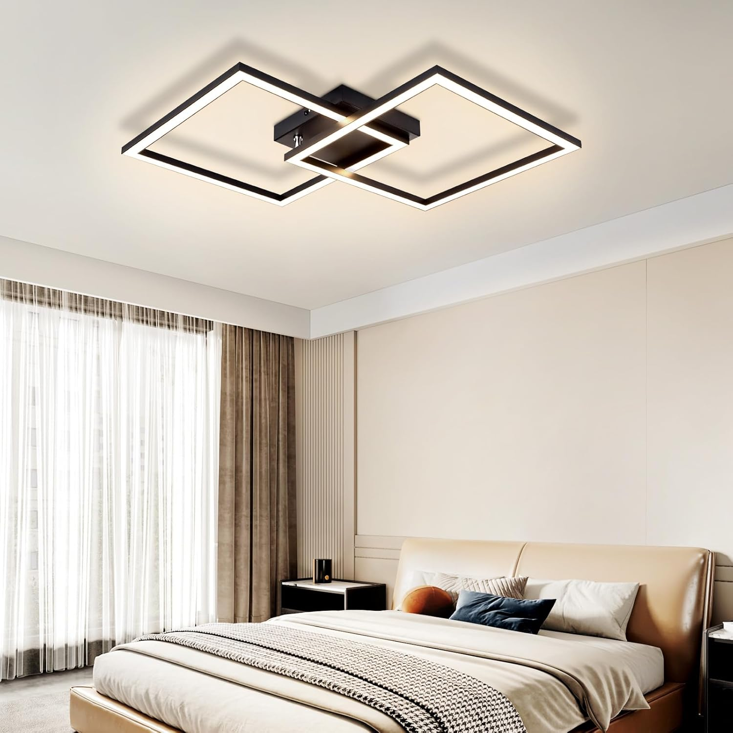 Luz de techo con diseño cuadrado, marco negro y paneles de luz blancos, sobre una cama en un dormitorio.