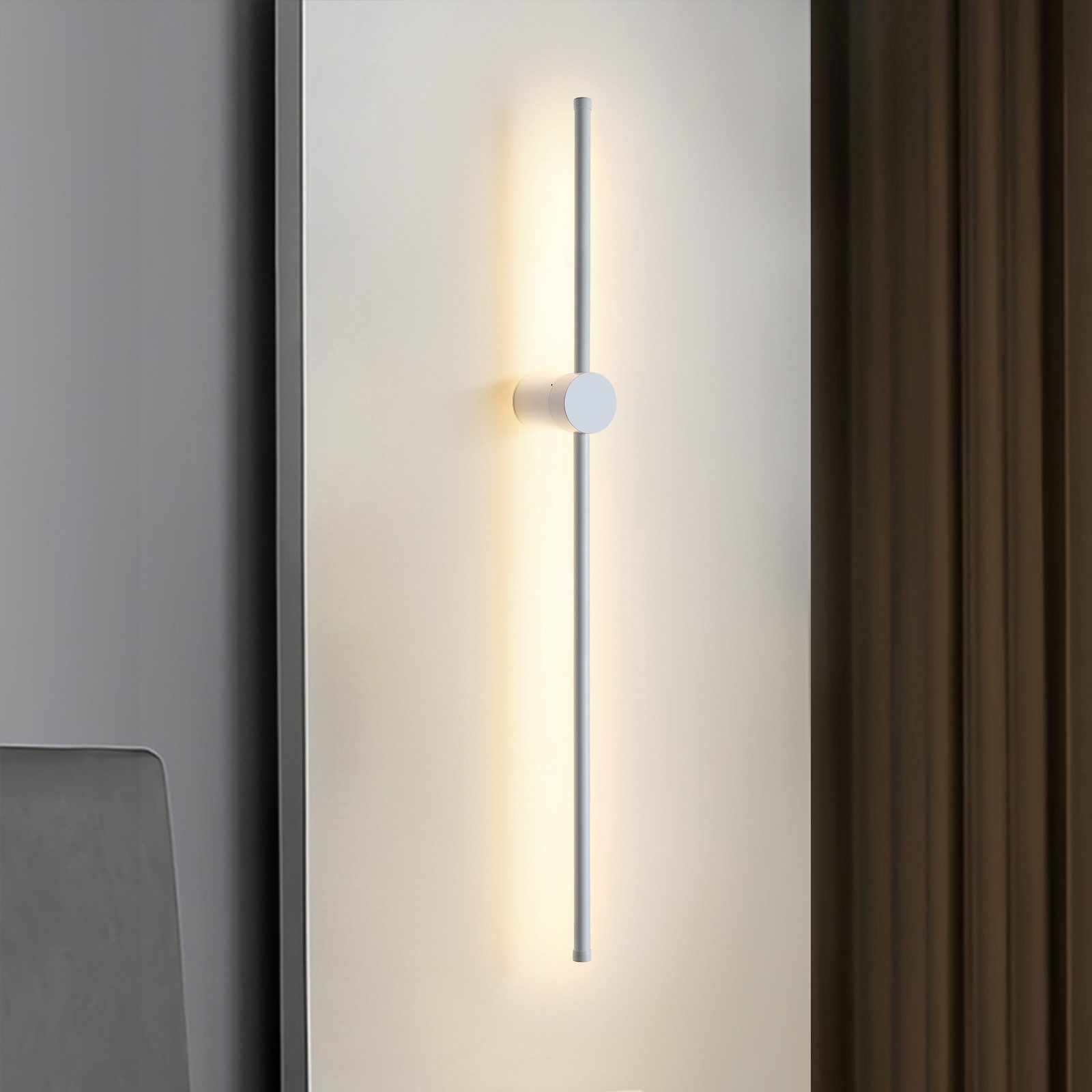 Una luz de pared con una barra de luz vertical y un elemento redondo. Pared blanca, cortinas a la derecha.