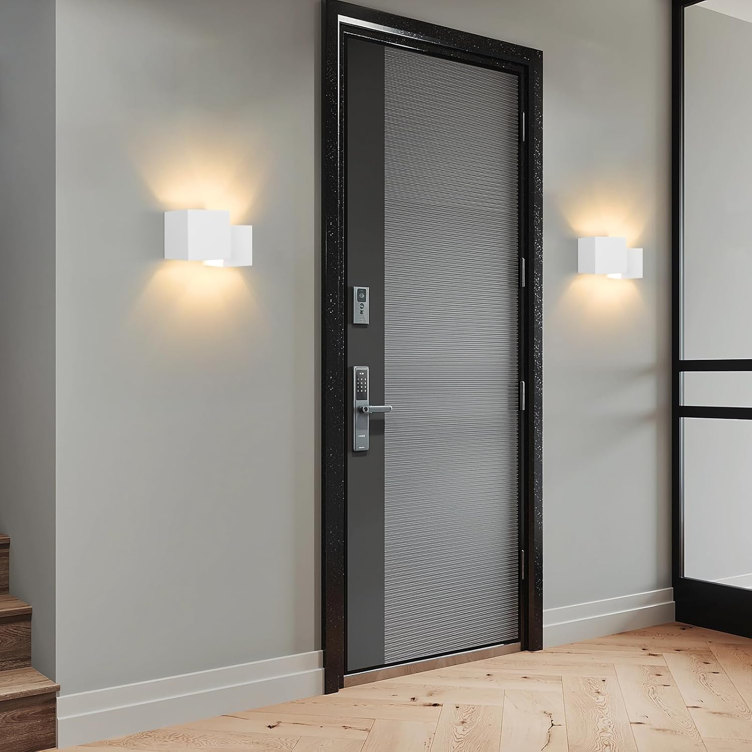 Toma exterior de una puerta principal con luces de pared, puerta con cerradura digital y una escalera.