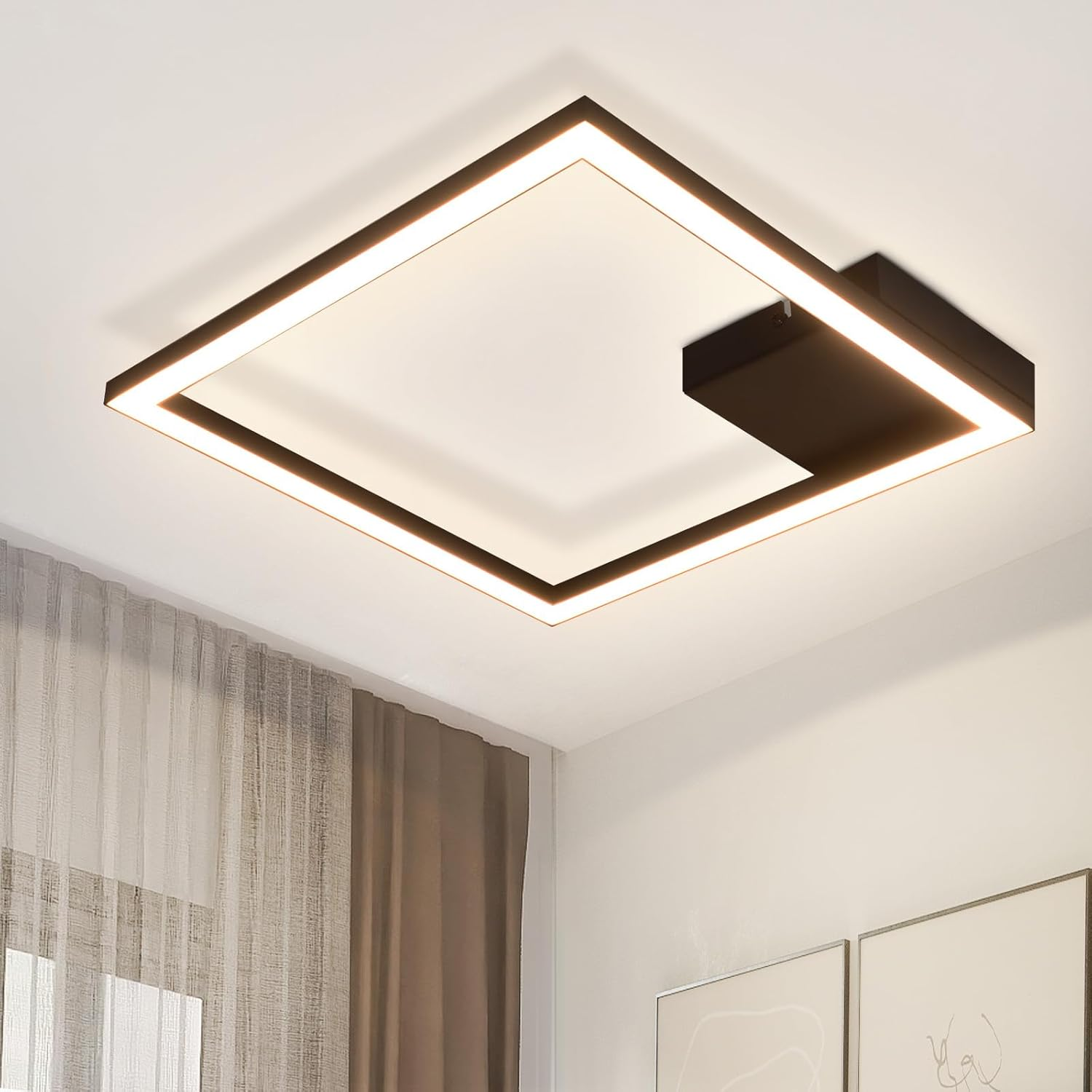 Luz de techo cuadrada con marco negro e interior blanco iluminado.
