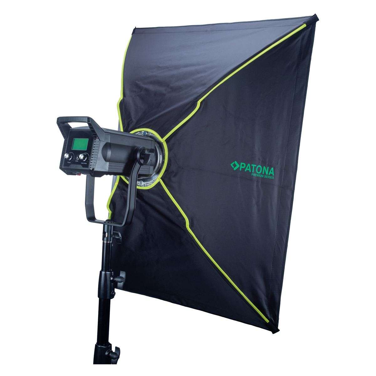 Ein schwarzes Studiolicht mit Softbox. Das Licht steht auf einem Ständer, mit grünem Logo auf der Softbox.