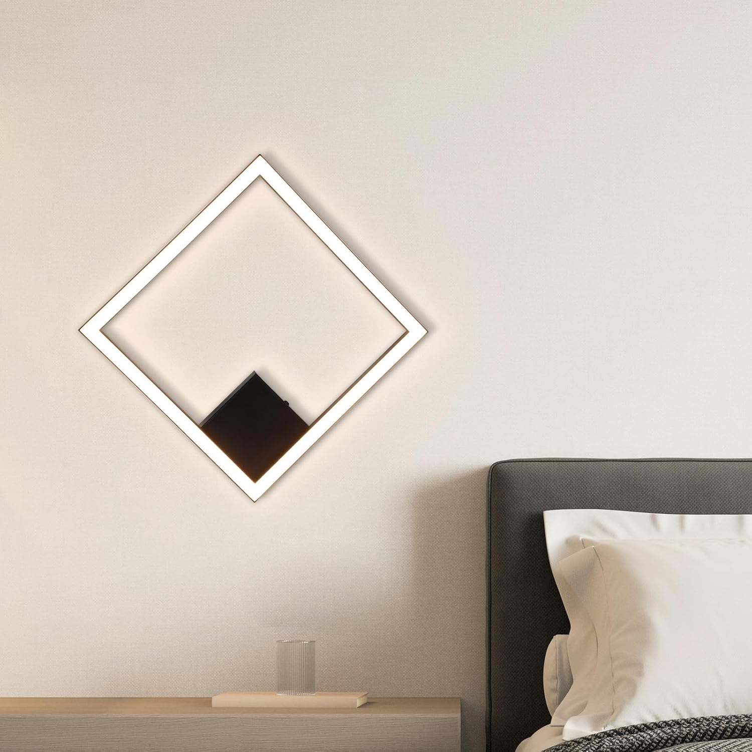 Una lámpara de pared con una lámpara en forma de diamante y un cuadrado negro en su interior.