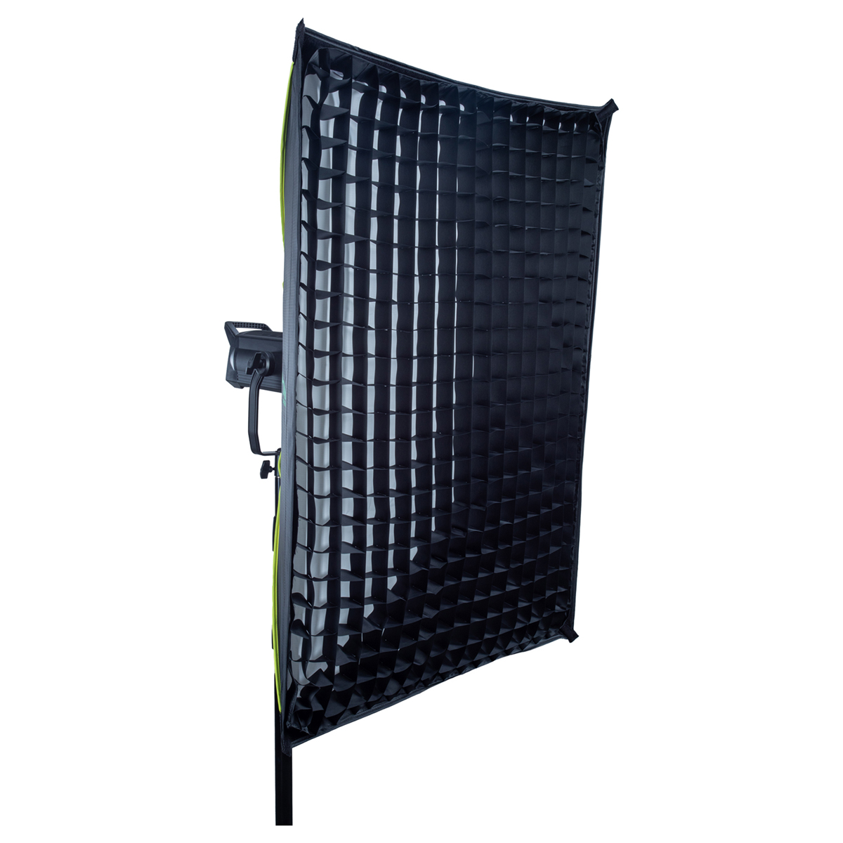 Eine schwarze Softbox mit Raster, montiert auf einem Ständer, vor weißem Hintergrund.