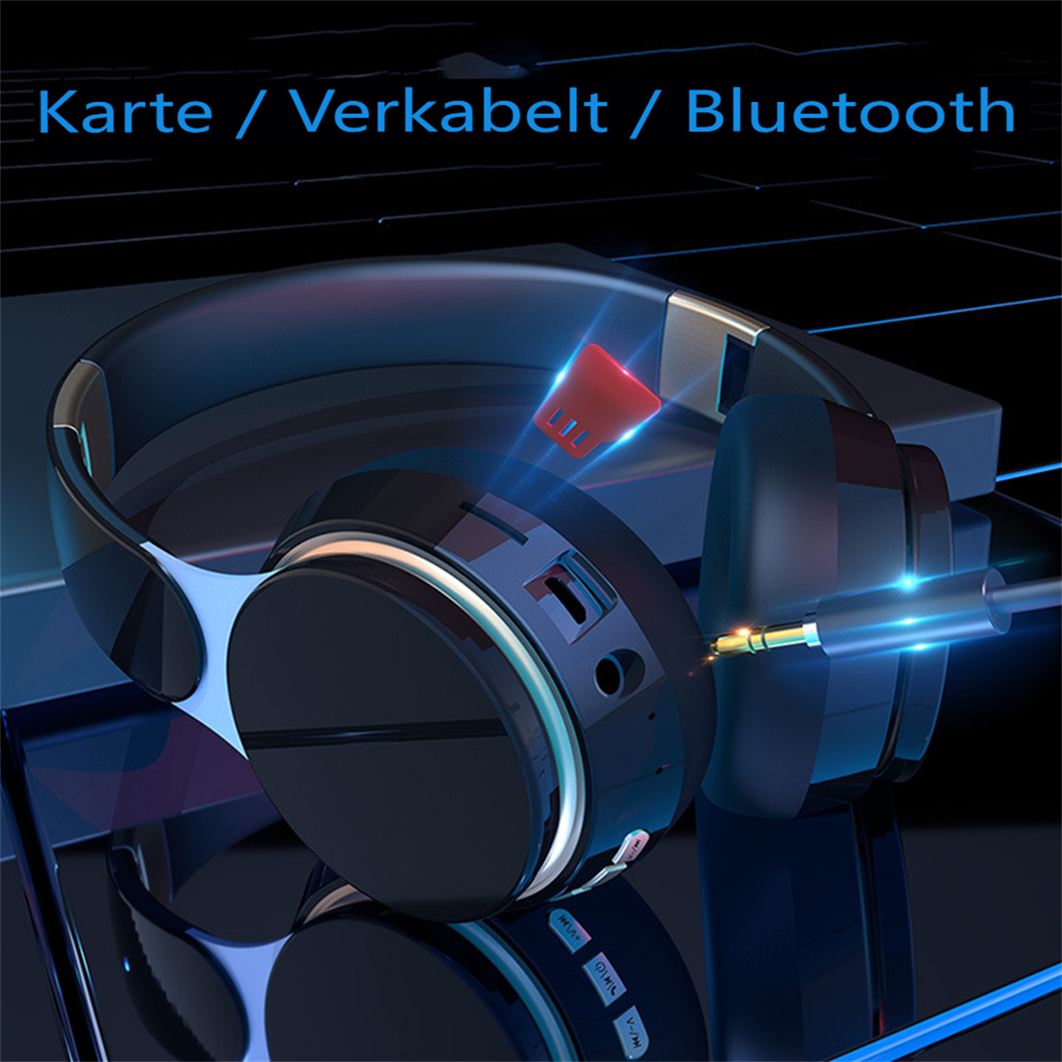 Schwarze Kopfhörer mit Text, rotem Stecker, silbernen Akzenten. Schwarzer Hintergrund.