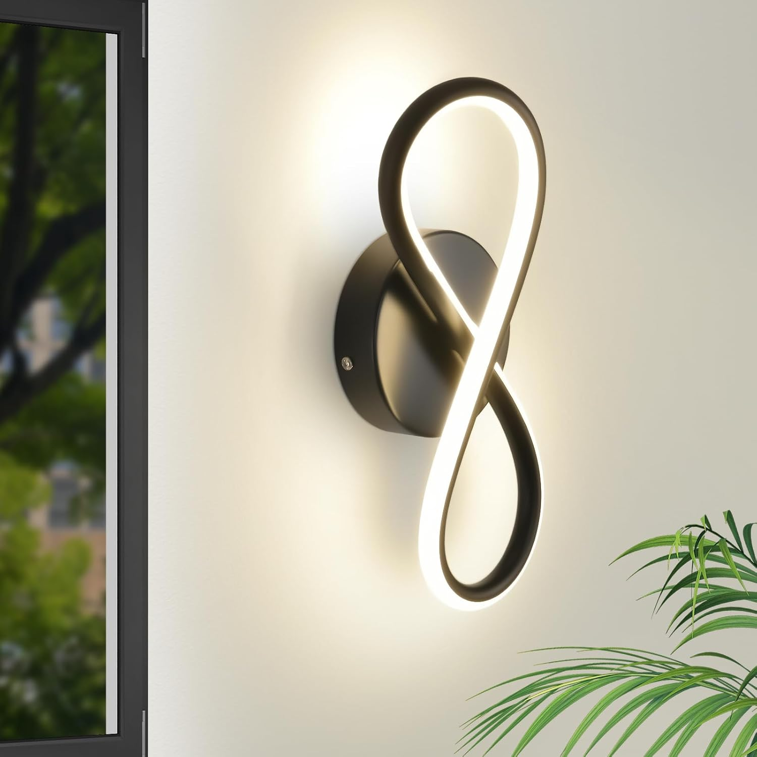 Una lampada da parete nera astratta con un design a LED bianco curvo e luminoso.
