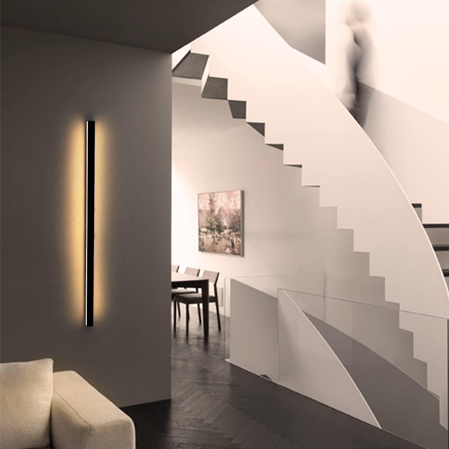 Interni moderni con lampada da parete. Scale sullo sfondo con un dipinto visibili.