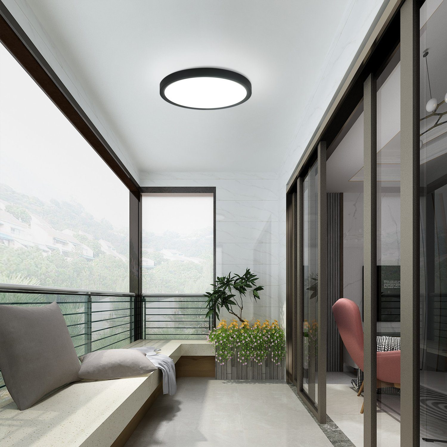 Ein Balkon mit Sitzbank, Pflanzen und Deckenleuchte.