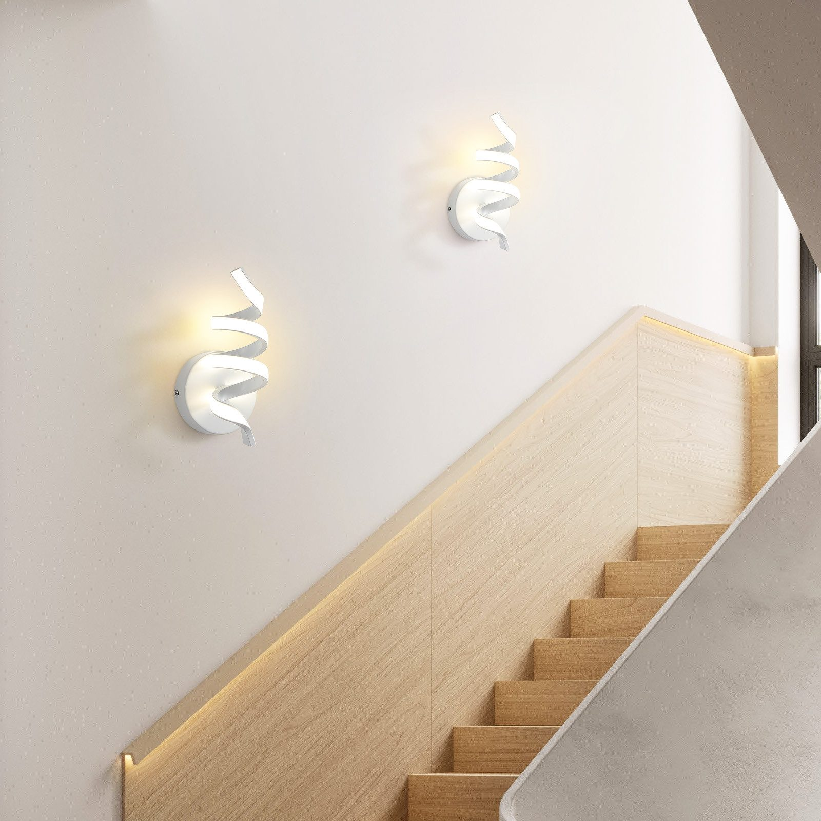 Lampade da parete a spirale bianche su muro bianco, scale in legno.