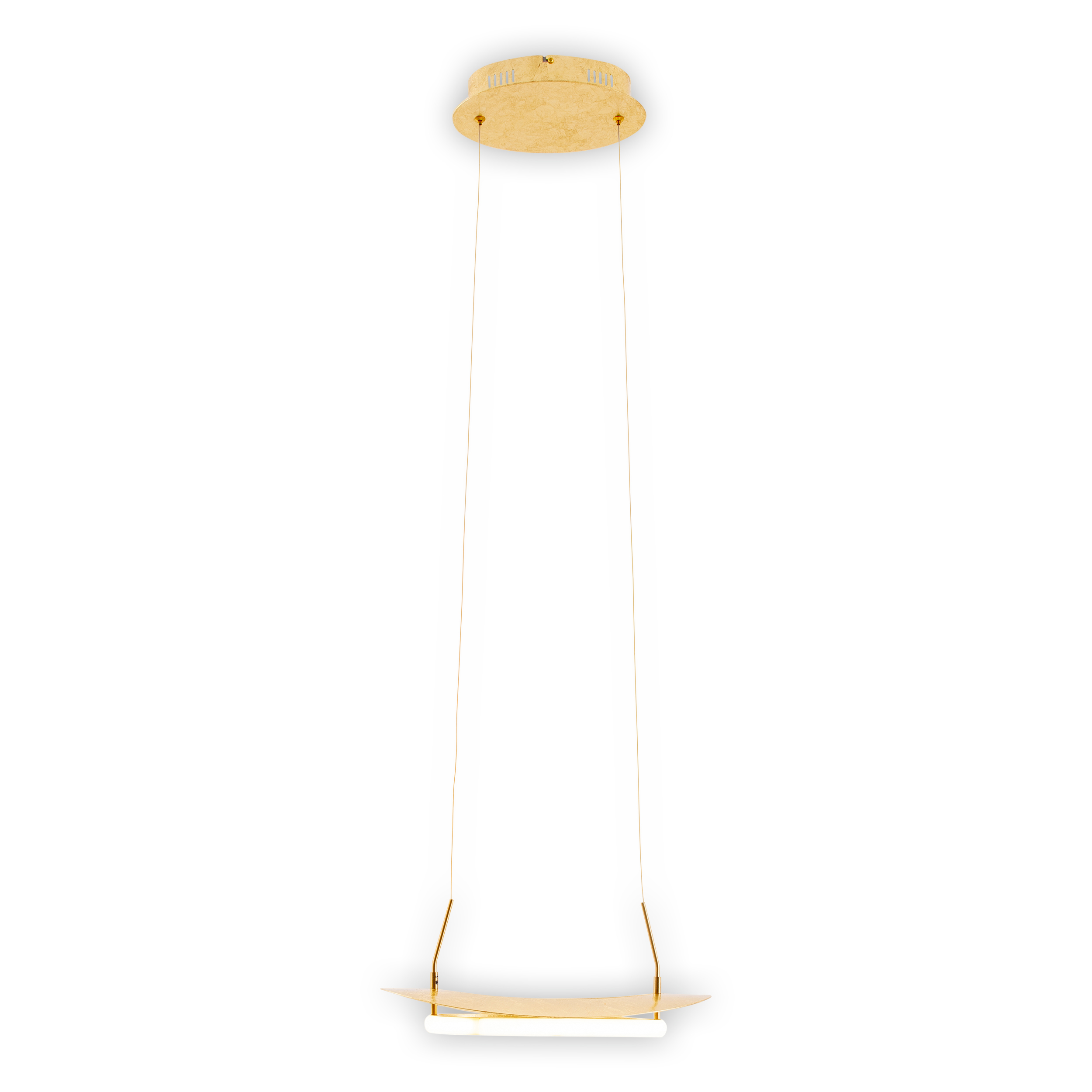 Eine goldfarbene Pendelleuchte, die von der Decke hängt. Es ist ein modernes Design.