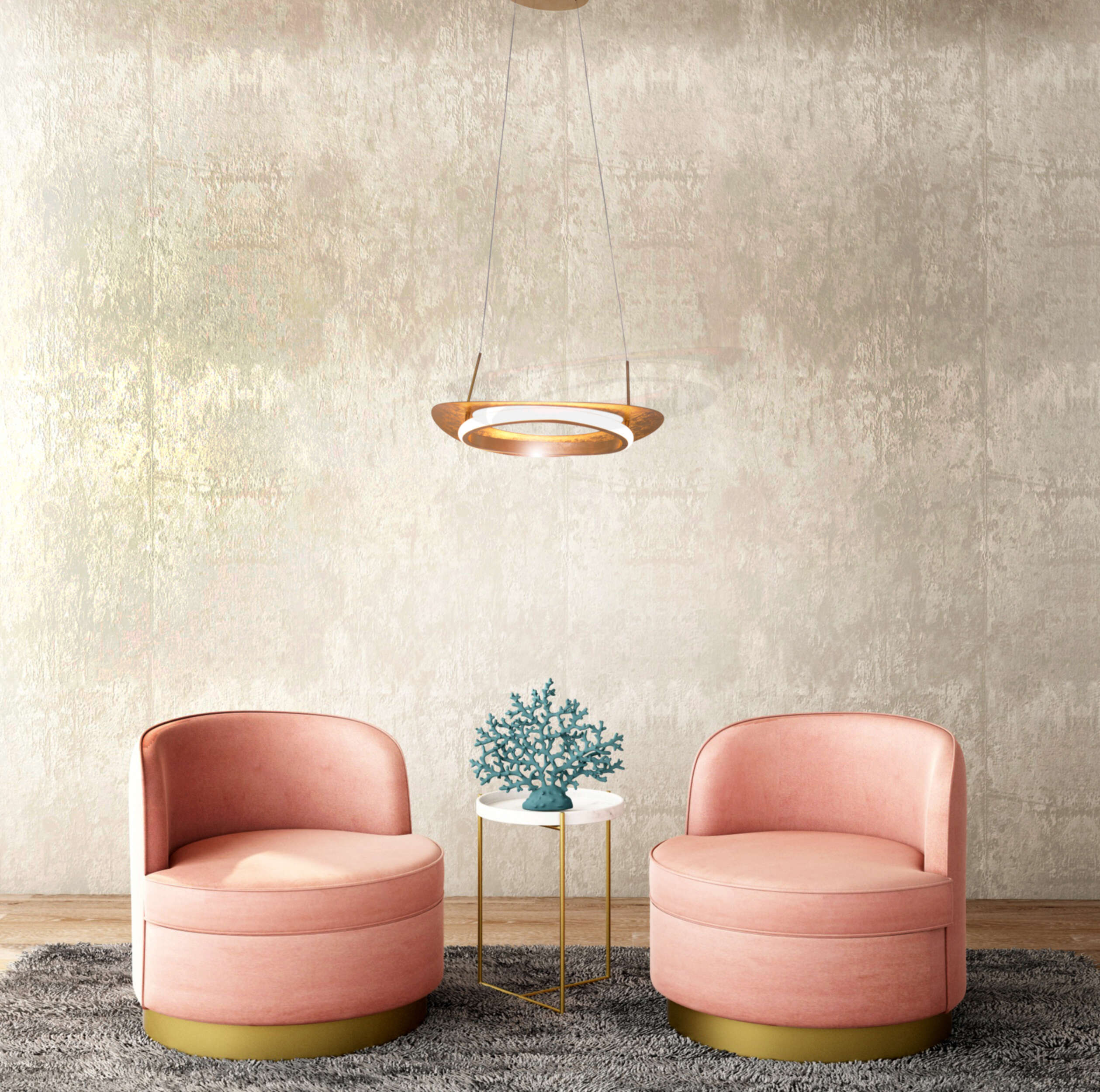 Zimmer mit zwei rosa Sesseln und einem kleinen Tisch mit blauer Dekoration und Hängelampe.