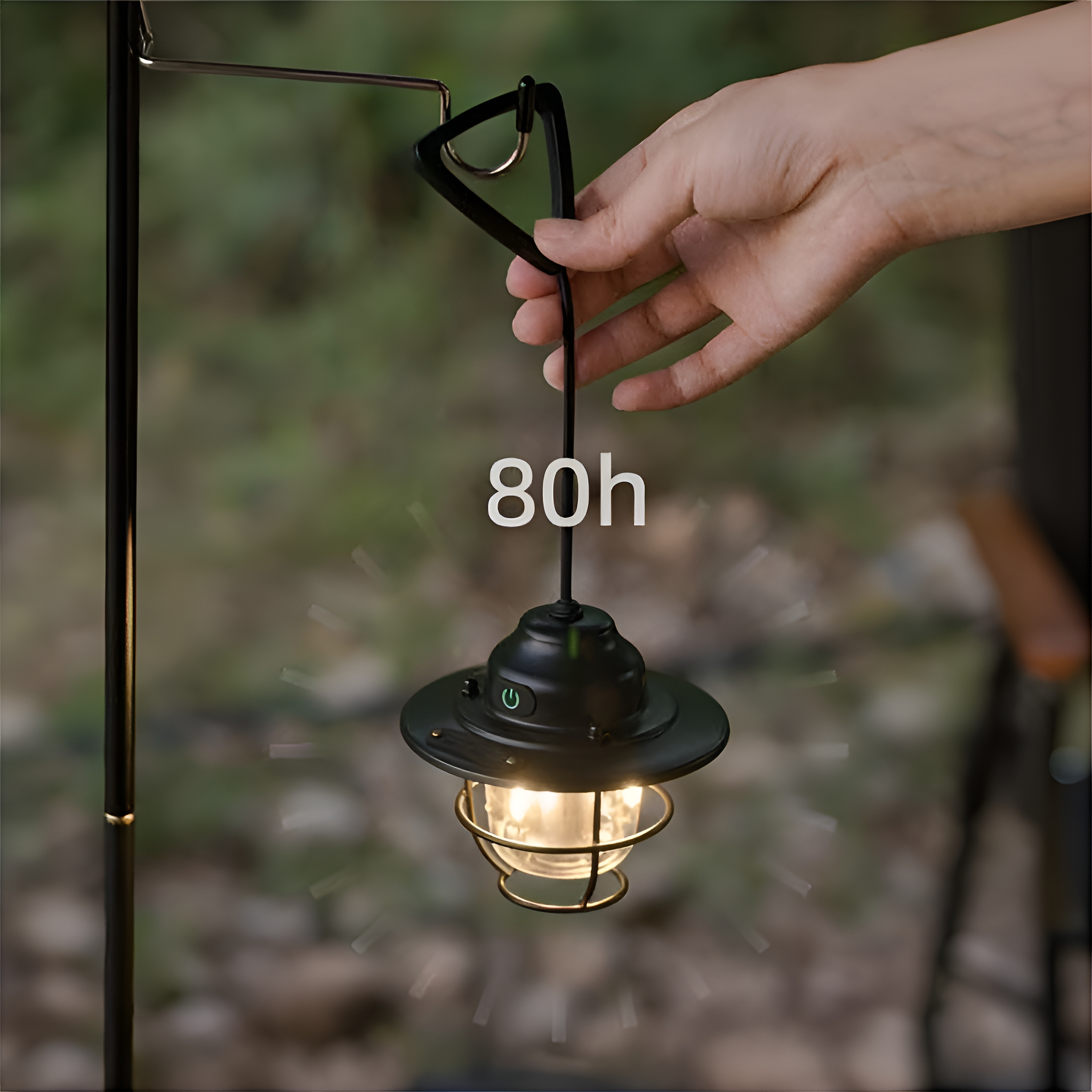 Hand hält eine Laterne mit leuchtender Glühbirne. Der Text '80h' zeigt die Akkulaufzeit an.