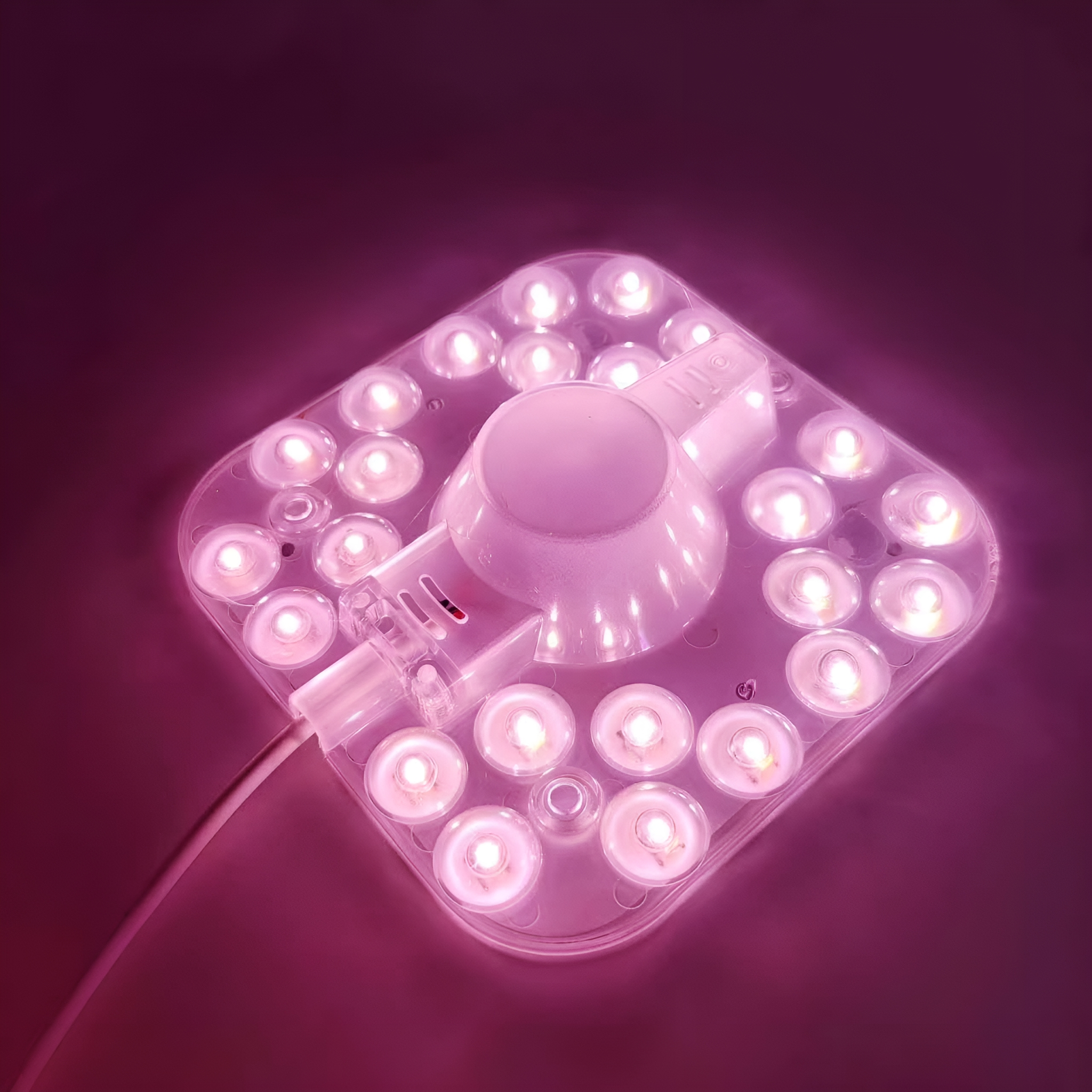 Ein klarer quadratischer LED-Lichtpanel mit zahlreichen kleinen Lichtern im Inneren.