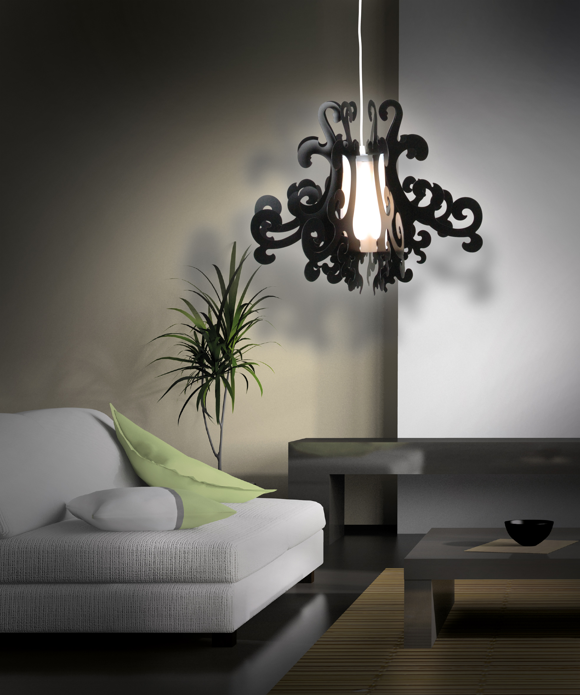 Ein Kronleuchter mit einem schwarzen, verzierten Design hängt über einem weißen Sofa. Eine Pflanze und ein Couchtisch sind zu sehen.