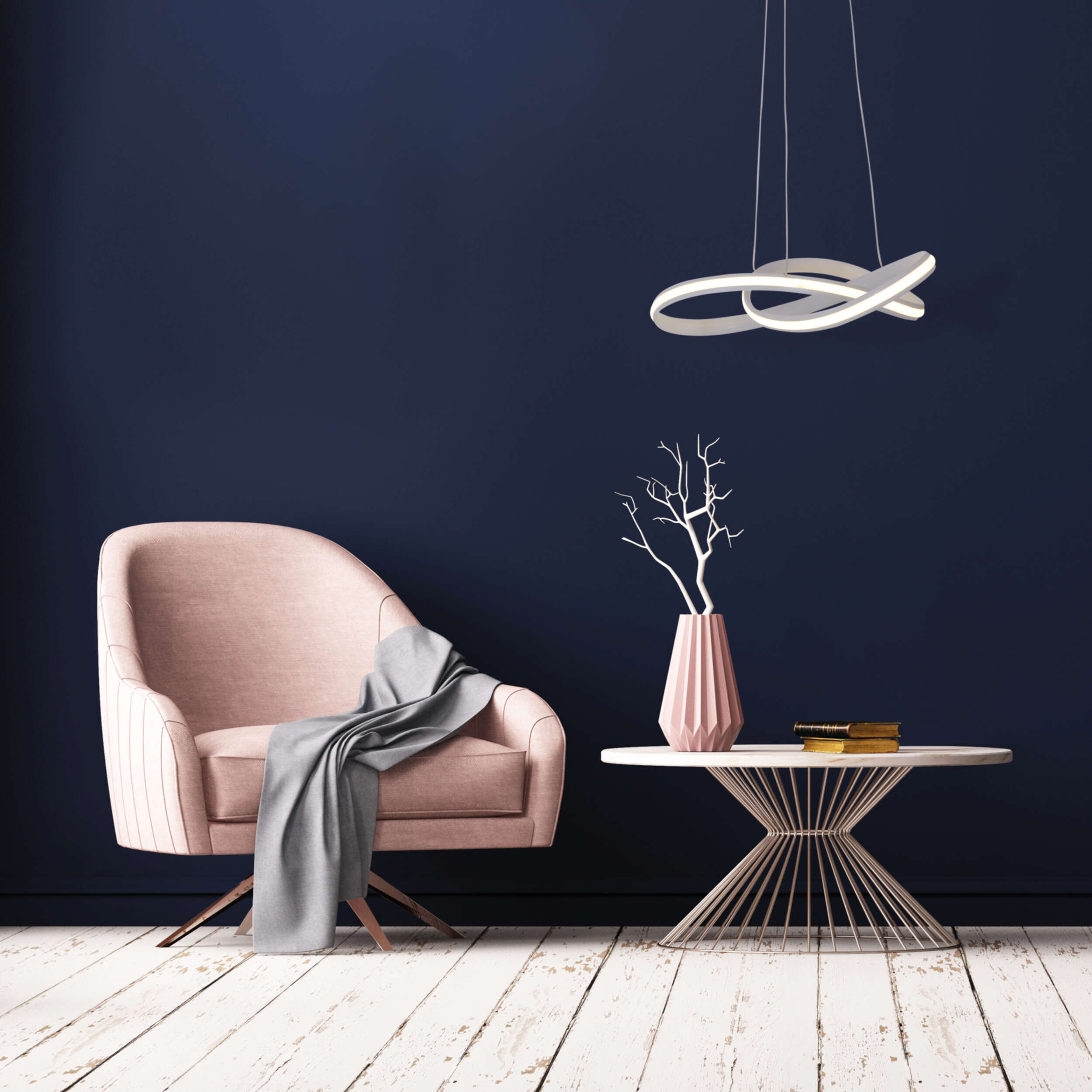 Innenszene mit rosa Sessel, weißem Tisch und Pendelleuchte.