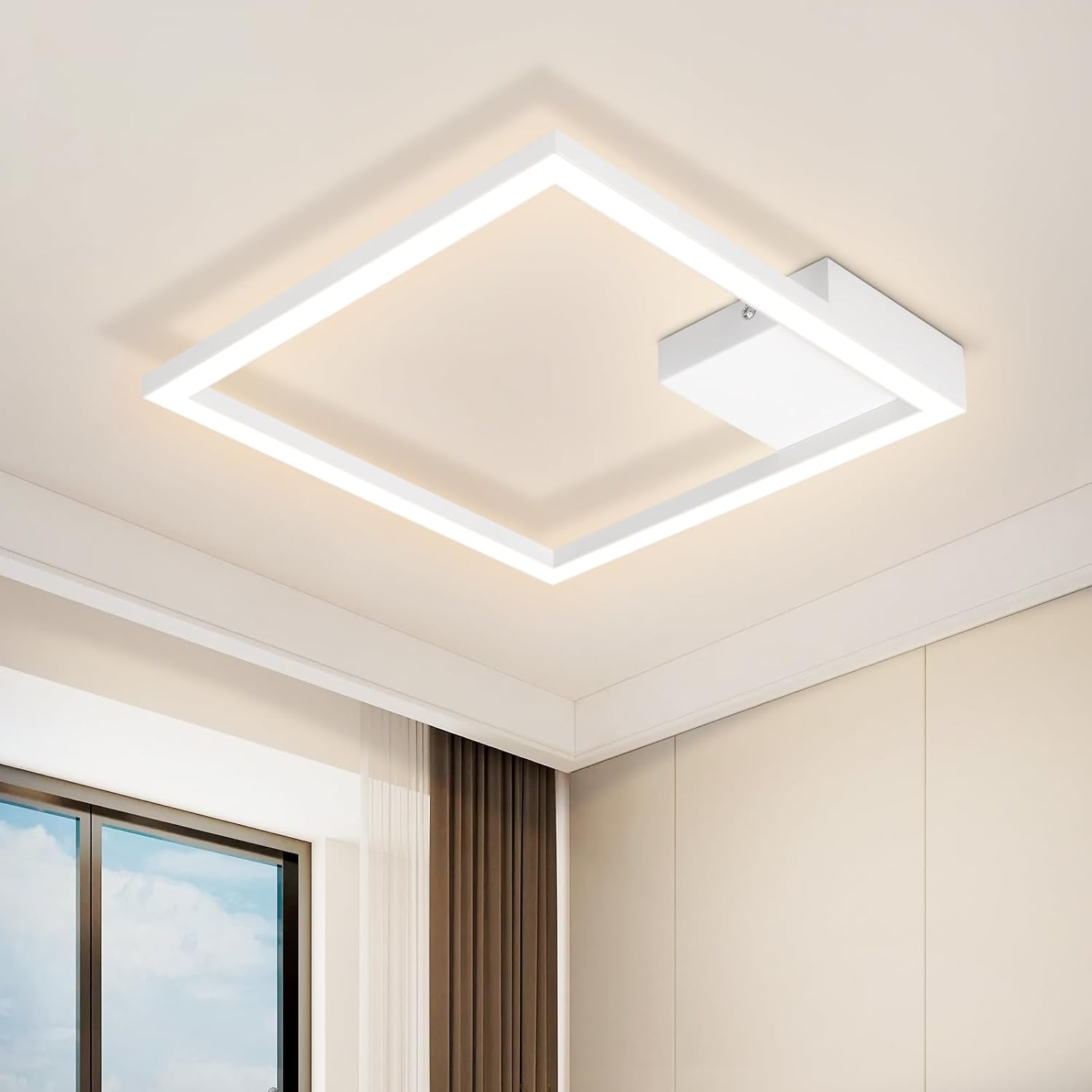 Una moderna lámpara de techo cuadrada con un marco blanco y una luz cuadrada sobre fondo blanco.