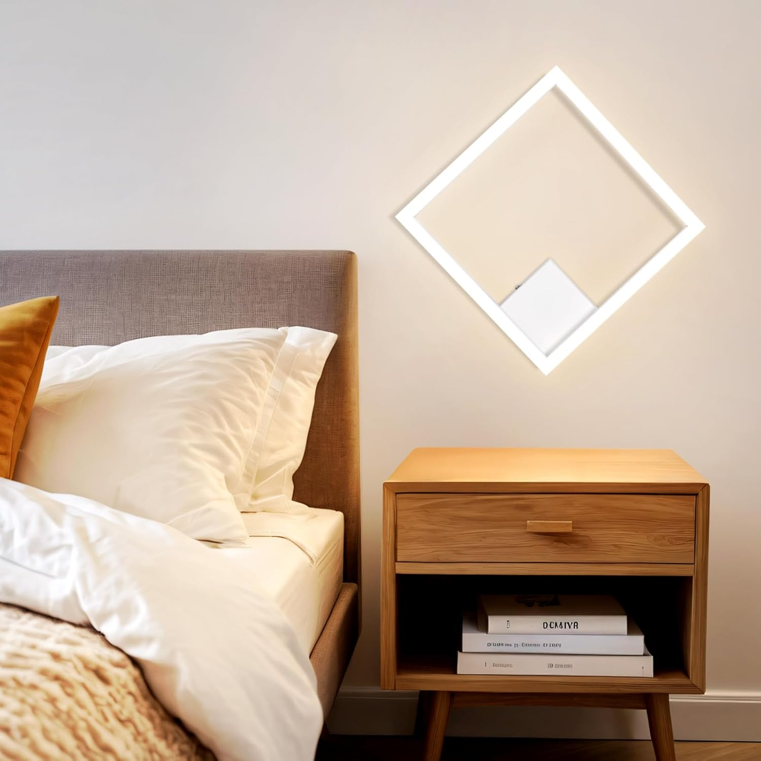 Dormitorio moderno con cama, luz enmarcada blanca y mesita de noche de madera con libros.