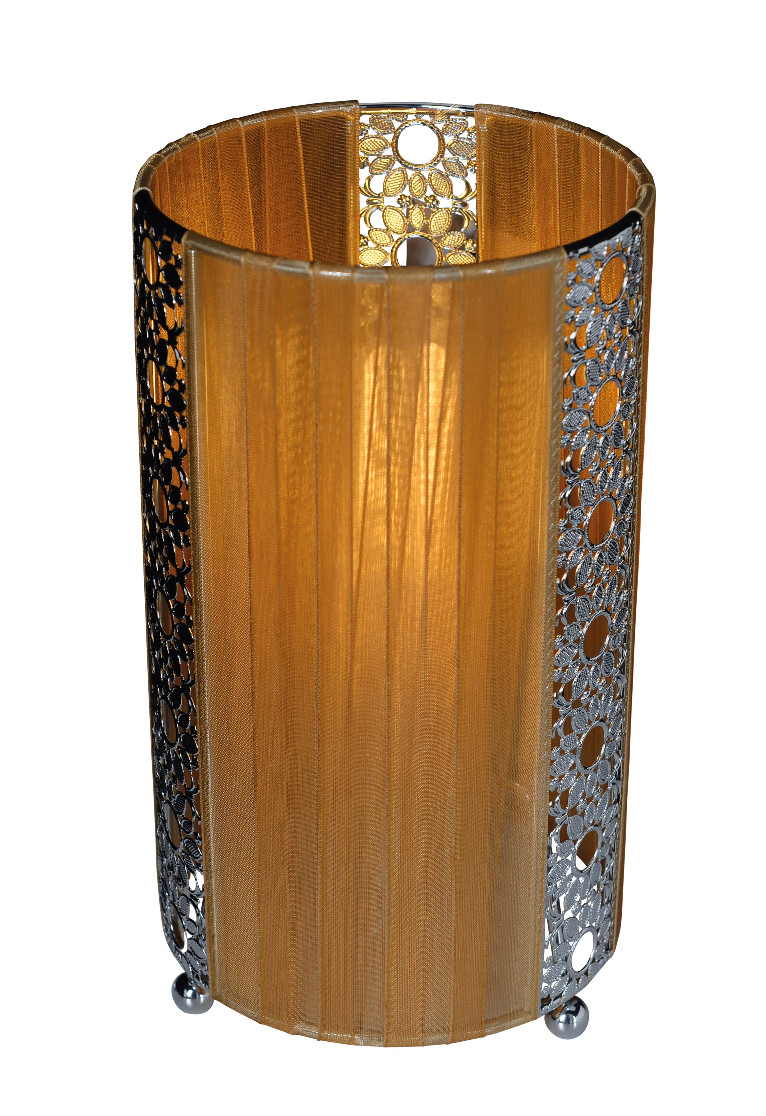 Eine zylindrische Lampe mit goldenem Stoffschirm und silbernem, dekorativem Metallrahmen. Sie hat drei kleine Füße.