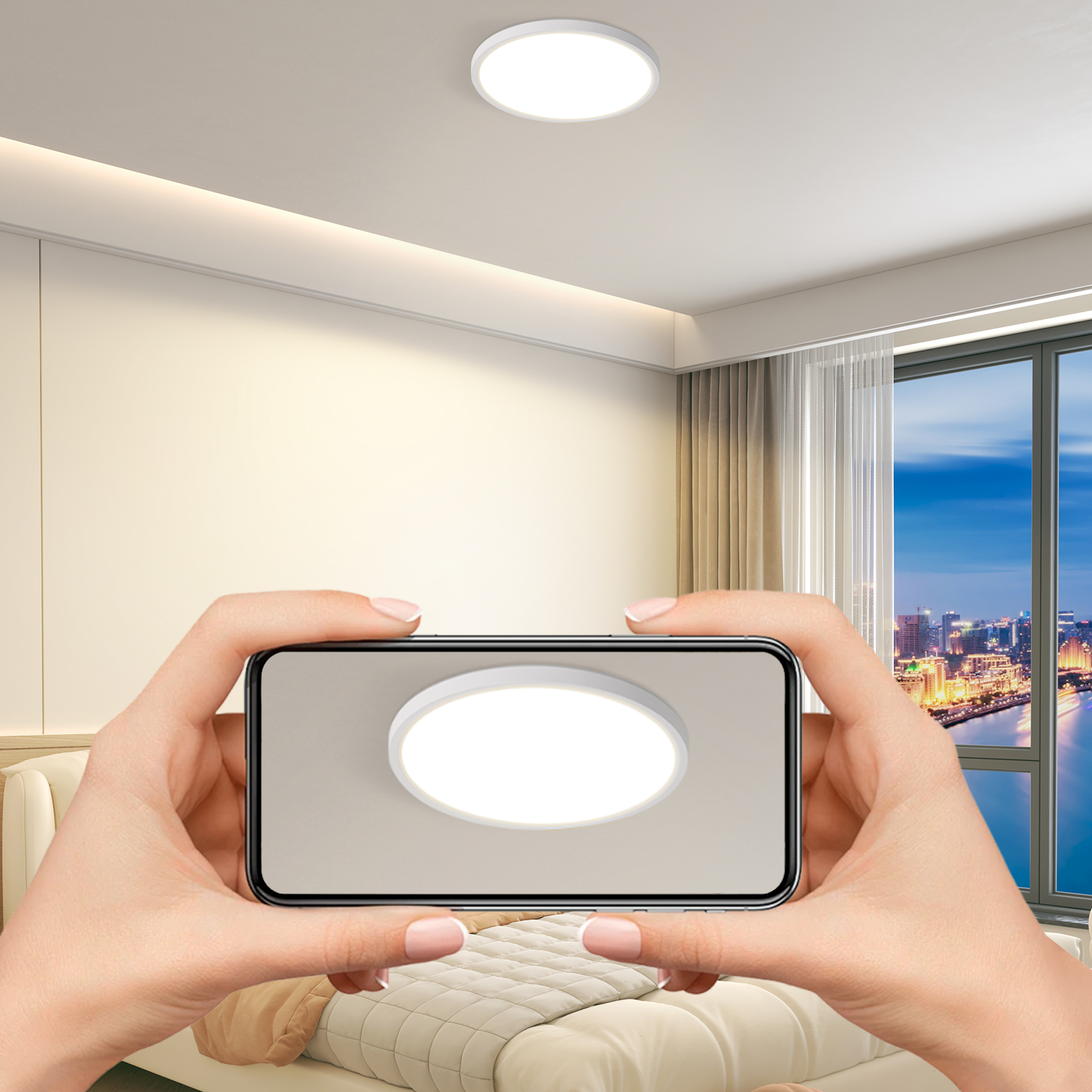 Persona sosteniendo un smartphone mostrando una luz de techo inteligente en una habitación con ventana.