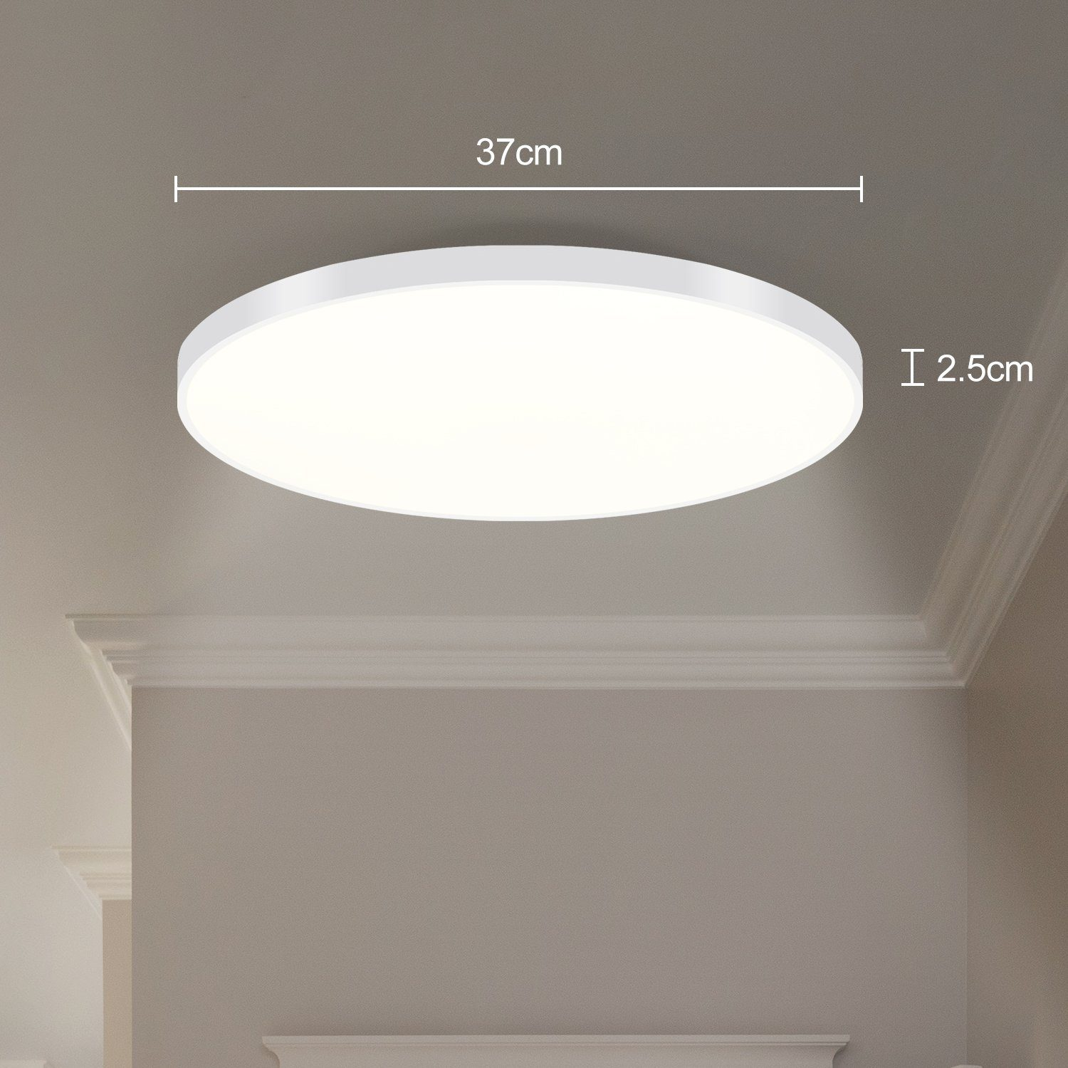 Okrągła biała lampa sufitowa z oznaczonymi wymiarami. Ma 37 cm średnicy i 2,5 cm wysokości.