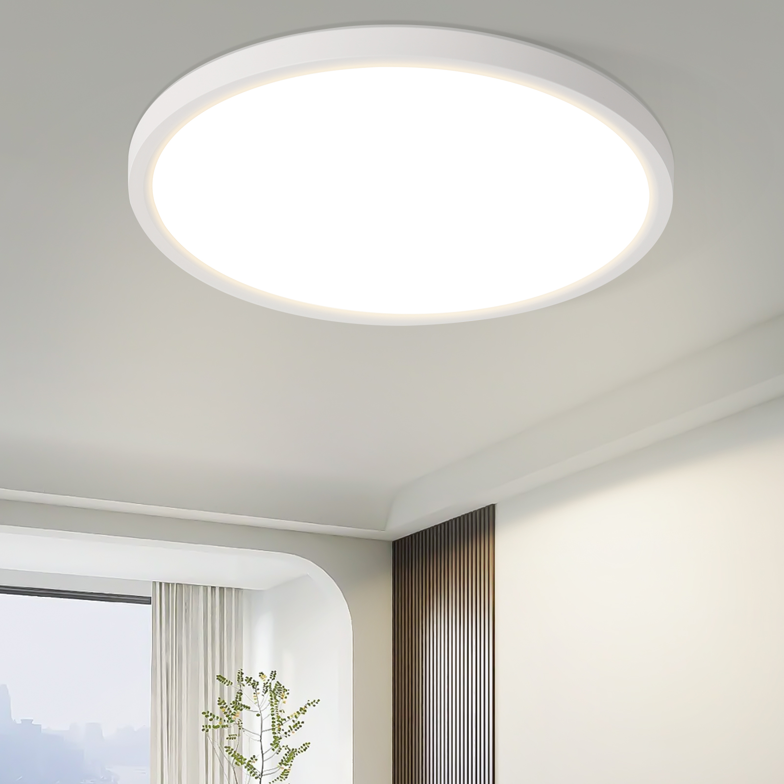 Una luz de techo blanca y circular está instalada en una habitación. La luz es brillante y proyecta luz hacia abajo.