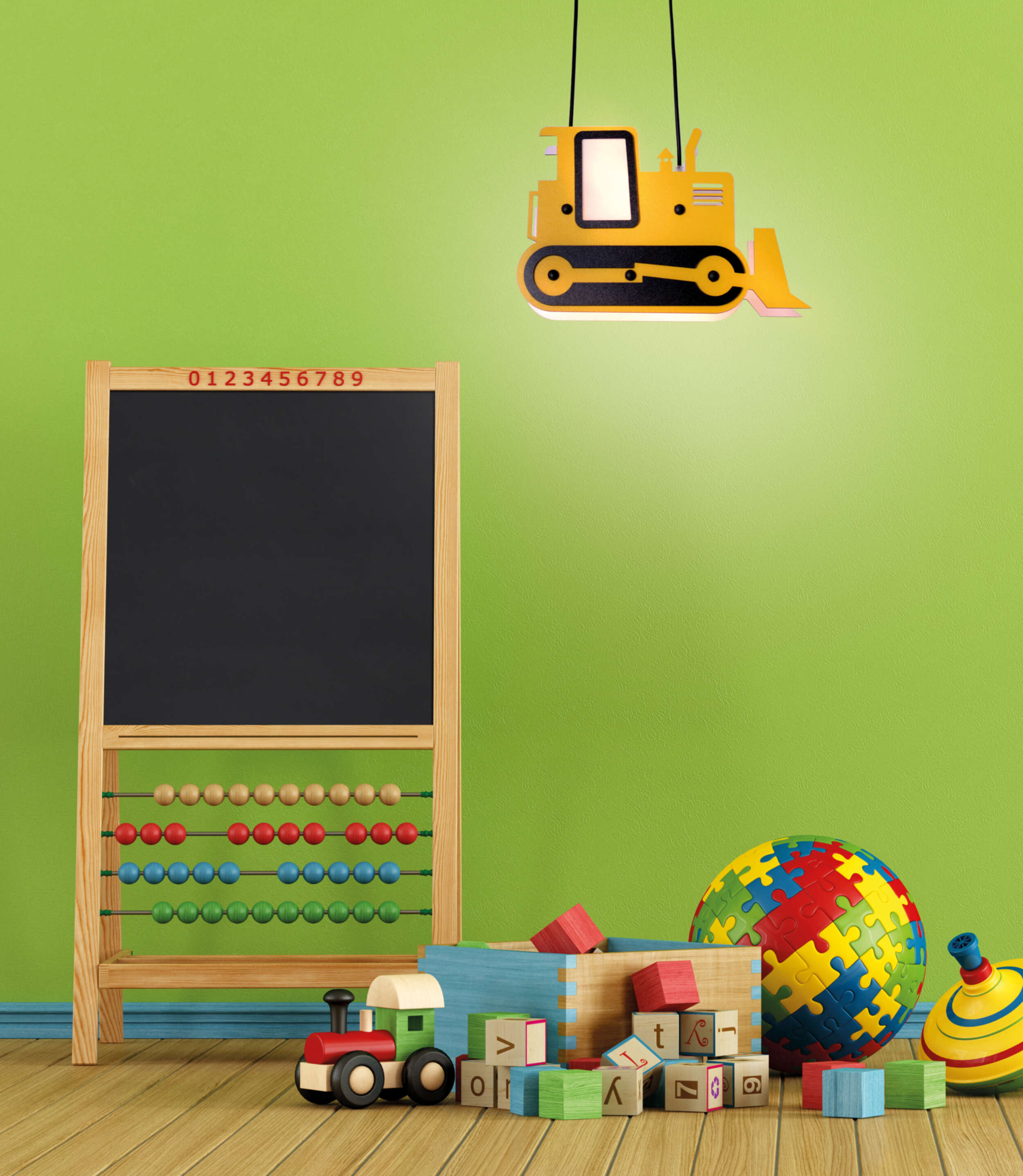 Eine gelbe Baggerlampe hängt über einem Spielzimmer mit Tafel, Abakus und Spielzeug auf dem Boden.
