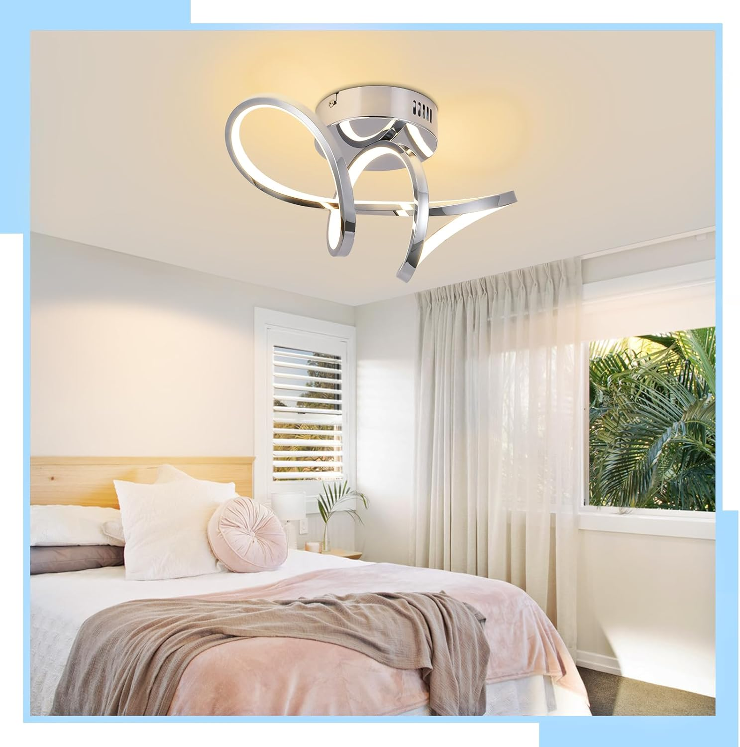 Dormitorio con cama, lámpara de techo y ventana con cortinas.
