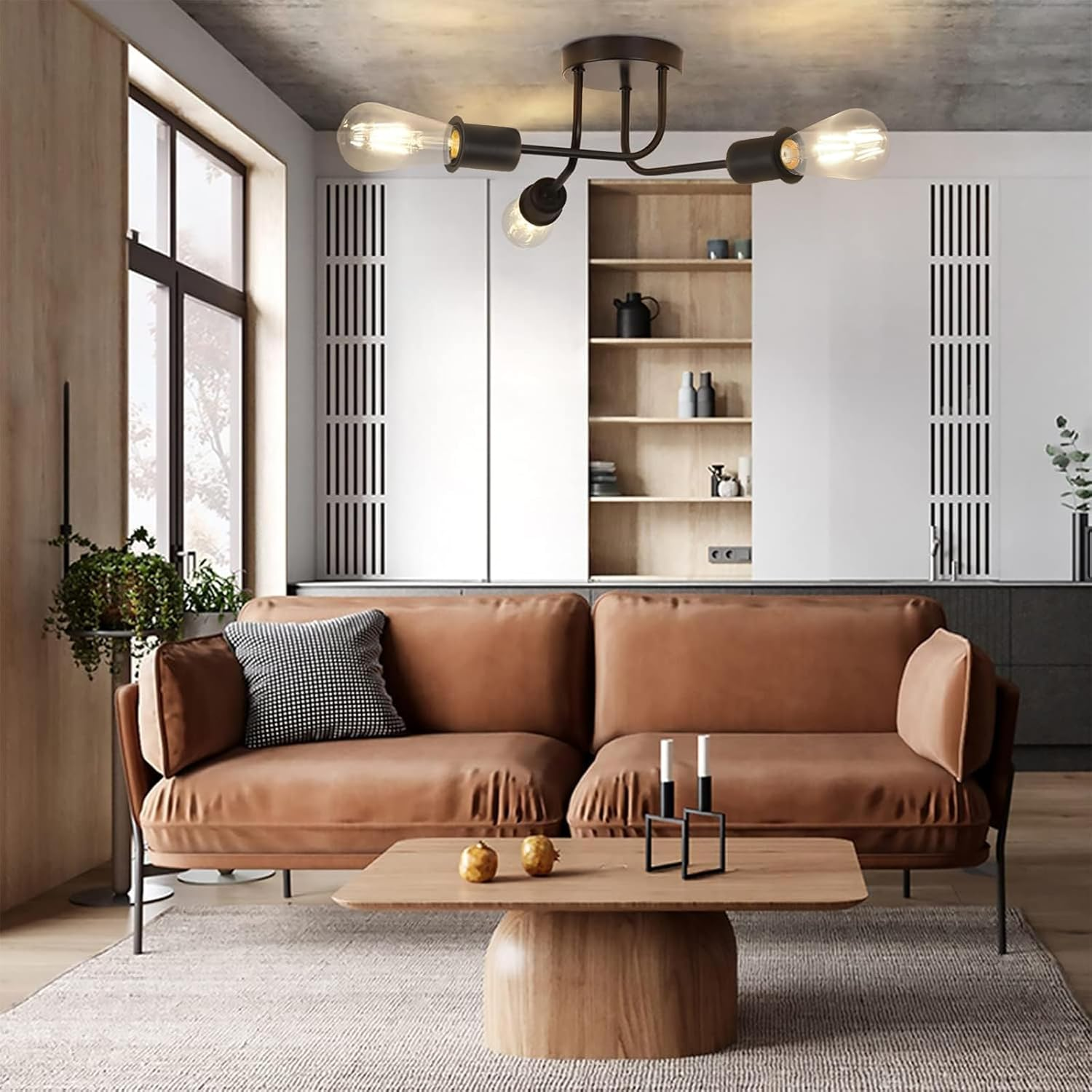 Brązowa sofa, drewniany stół z dekoracjami i nowoczesna lampa sufitowa.
