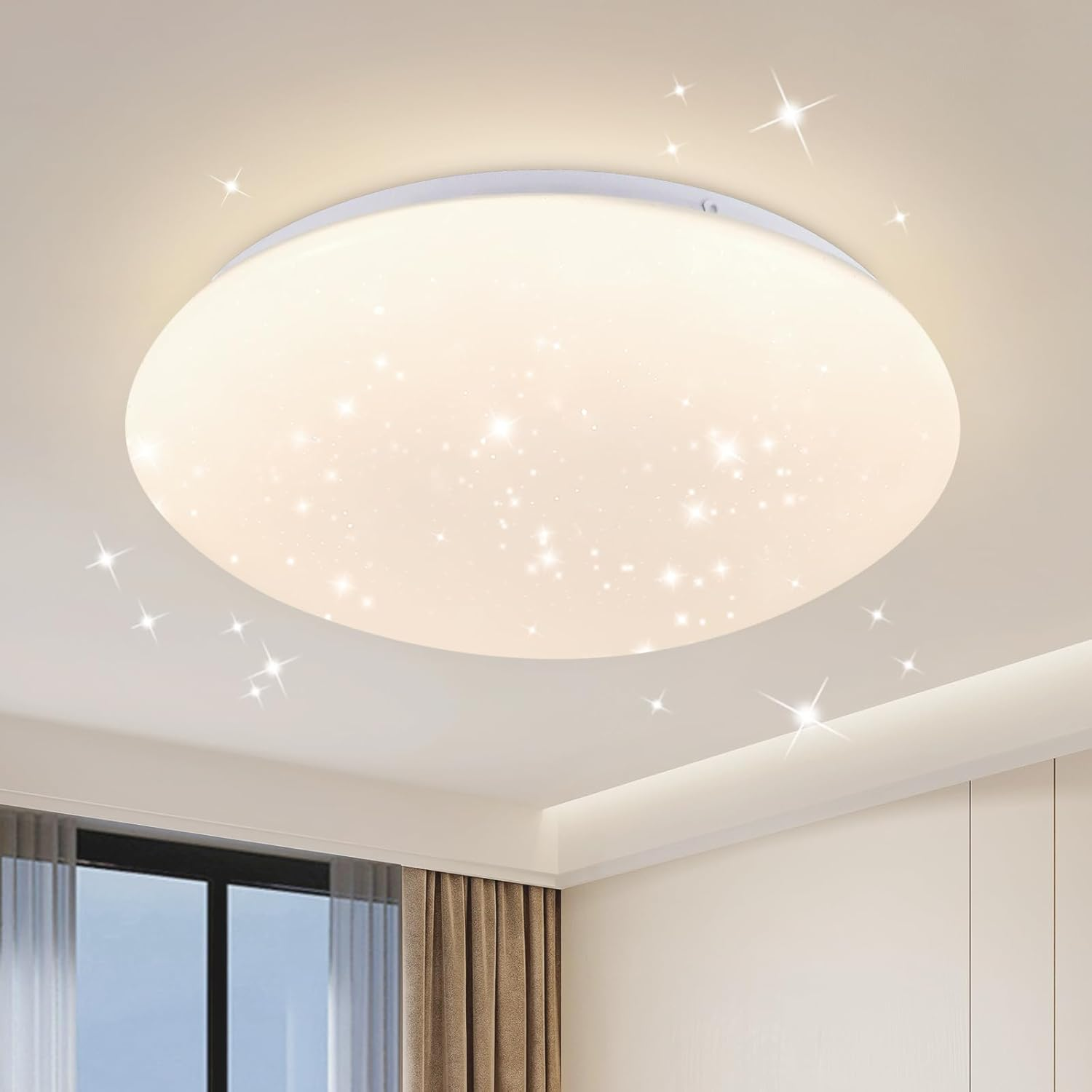 Una lámpara de techo blanca con un patrón de estrellas. La luz está encendida.