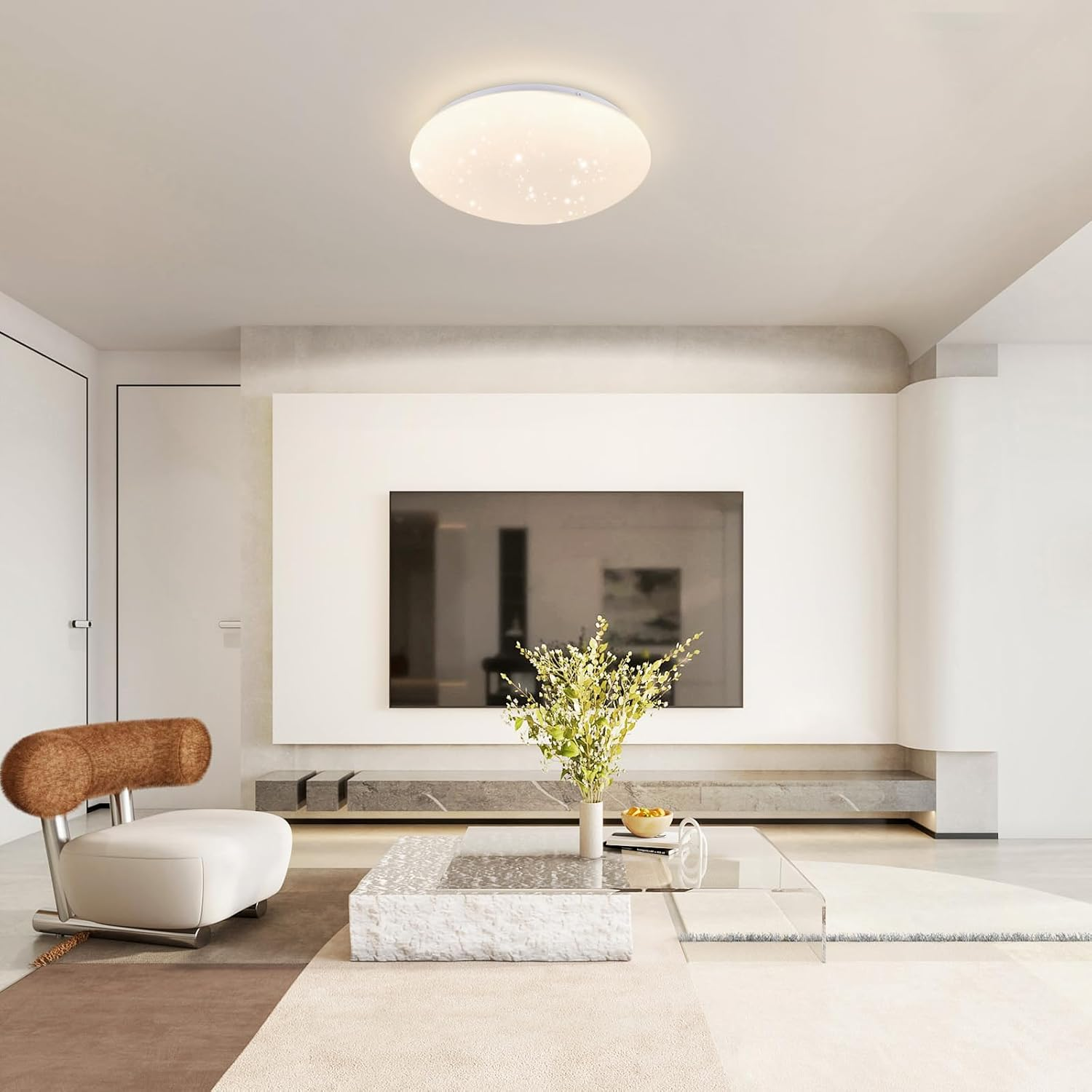 Salón moderno con luz de techo blanca, paredes blancas y alfombra clara.